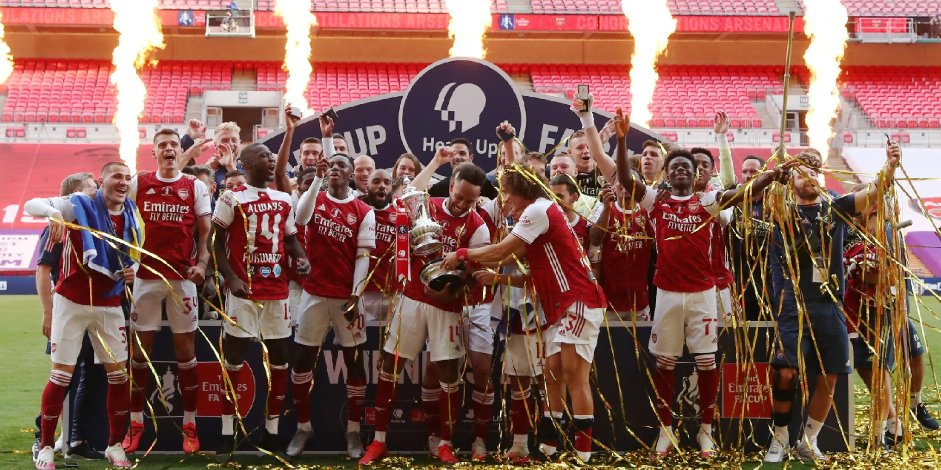 Các cầu thủ Arsenal nâng cao cúp FA năm 2020 sau trận chung kết