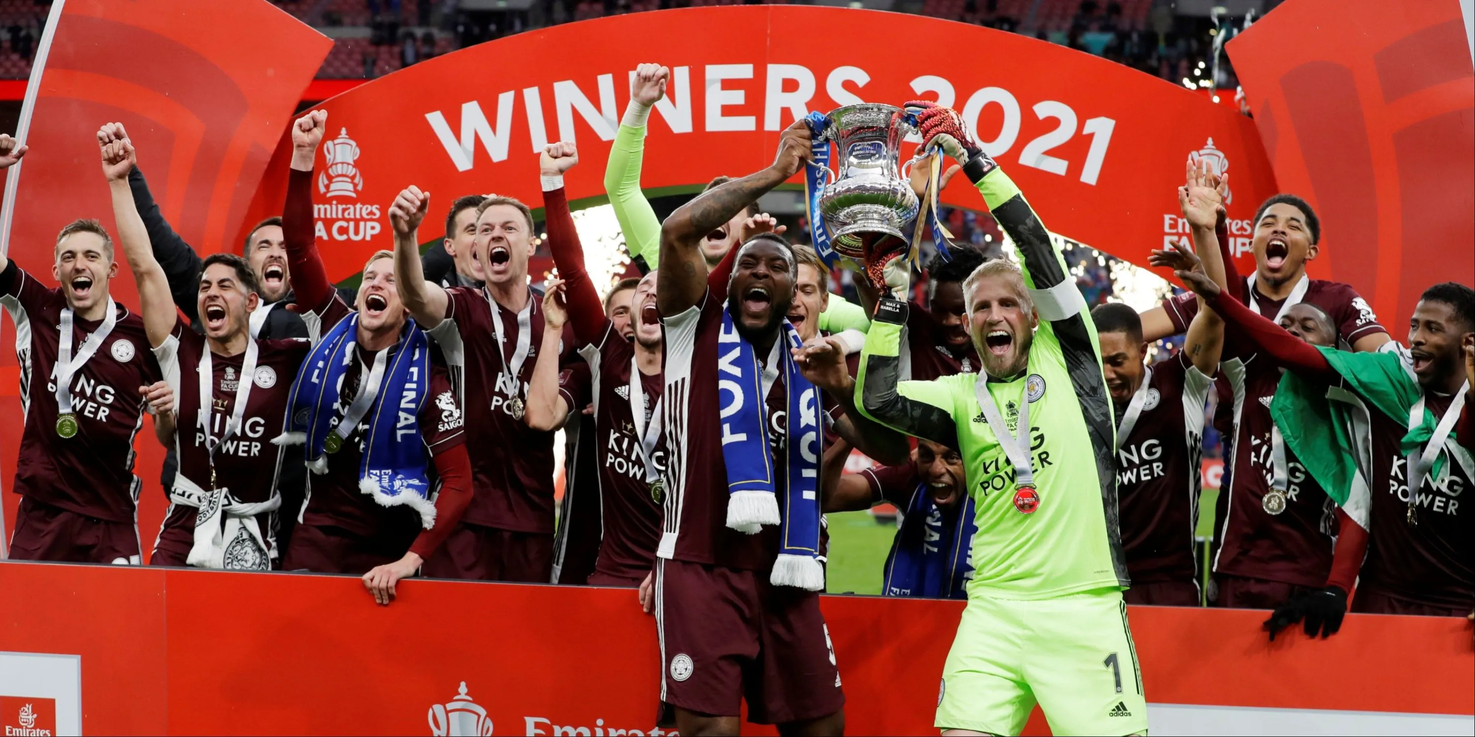 Các cầu thủ Leicester City nâng cao cúp FA