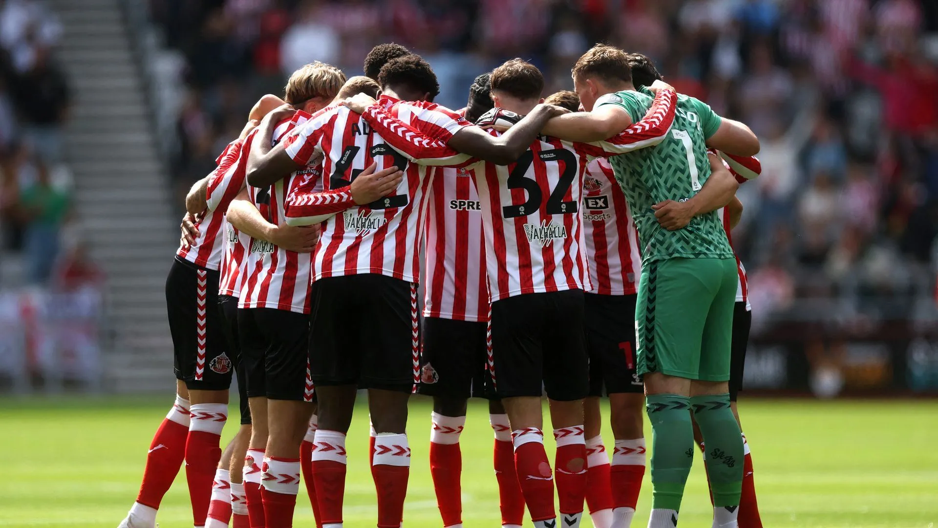 Các cầu thủ Sunderland họp chiến thuật trước trận đấu với Sheffield Wednesday