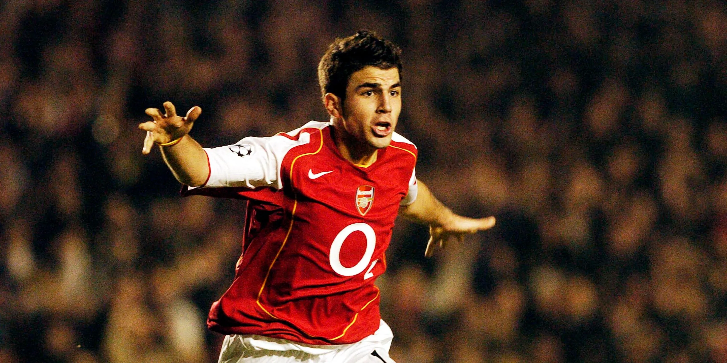 Cesc Fabregas thời trẻ khoác áo Arsenal thi đấu năng nổ