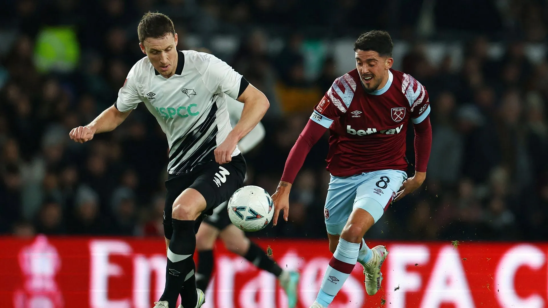 Craig Forsyth trong màu áo Derby County đối đầu West Ham