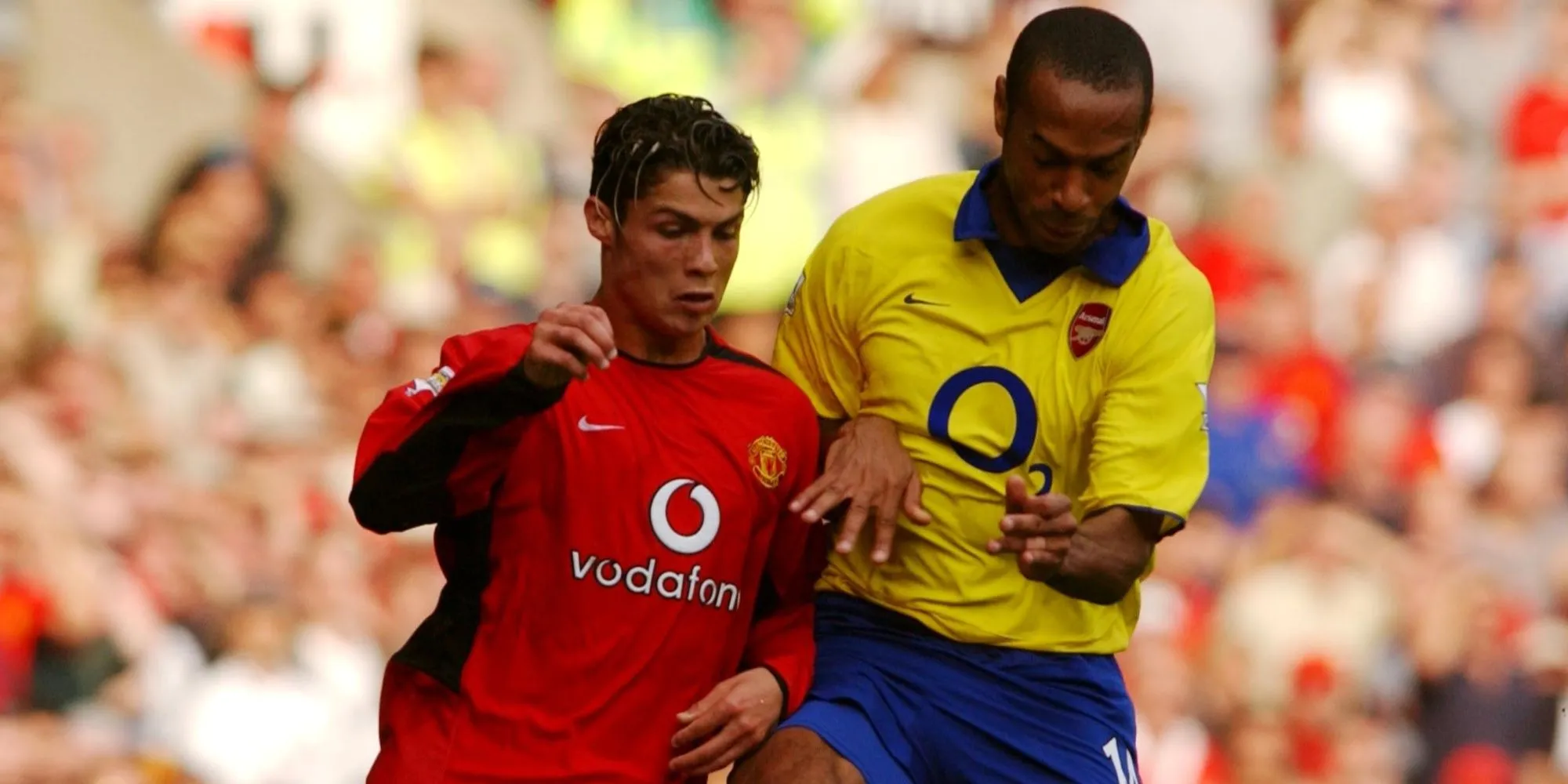 Cristiano Ronaldo của Manchester United đối đầu Thierry Henry của Arsenal