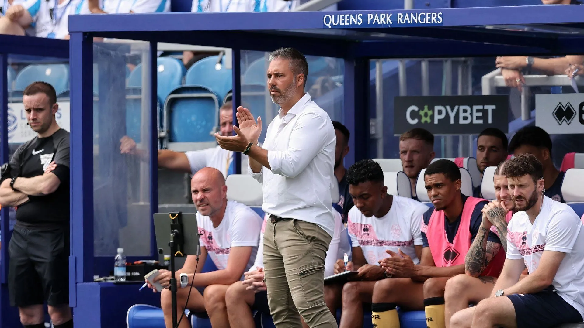 Cựu HLV QPR Marti Cifuentes tại sân Loftus Road trước khi chia tay đội bóng