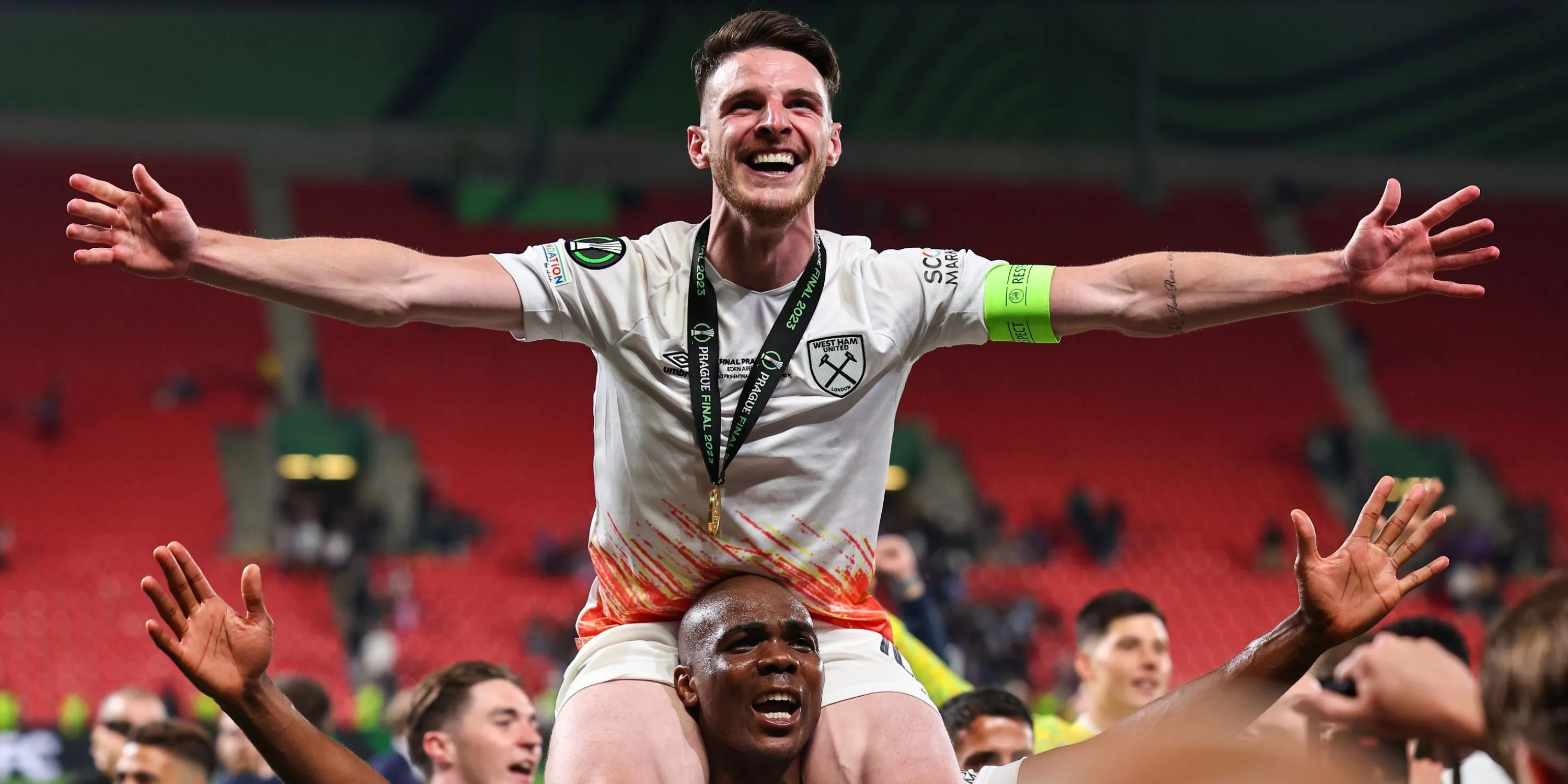 Declan Rice ăn mừng sau khi cùng West Ham United vô địch UEFA Europa Conference League