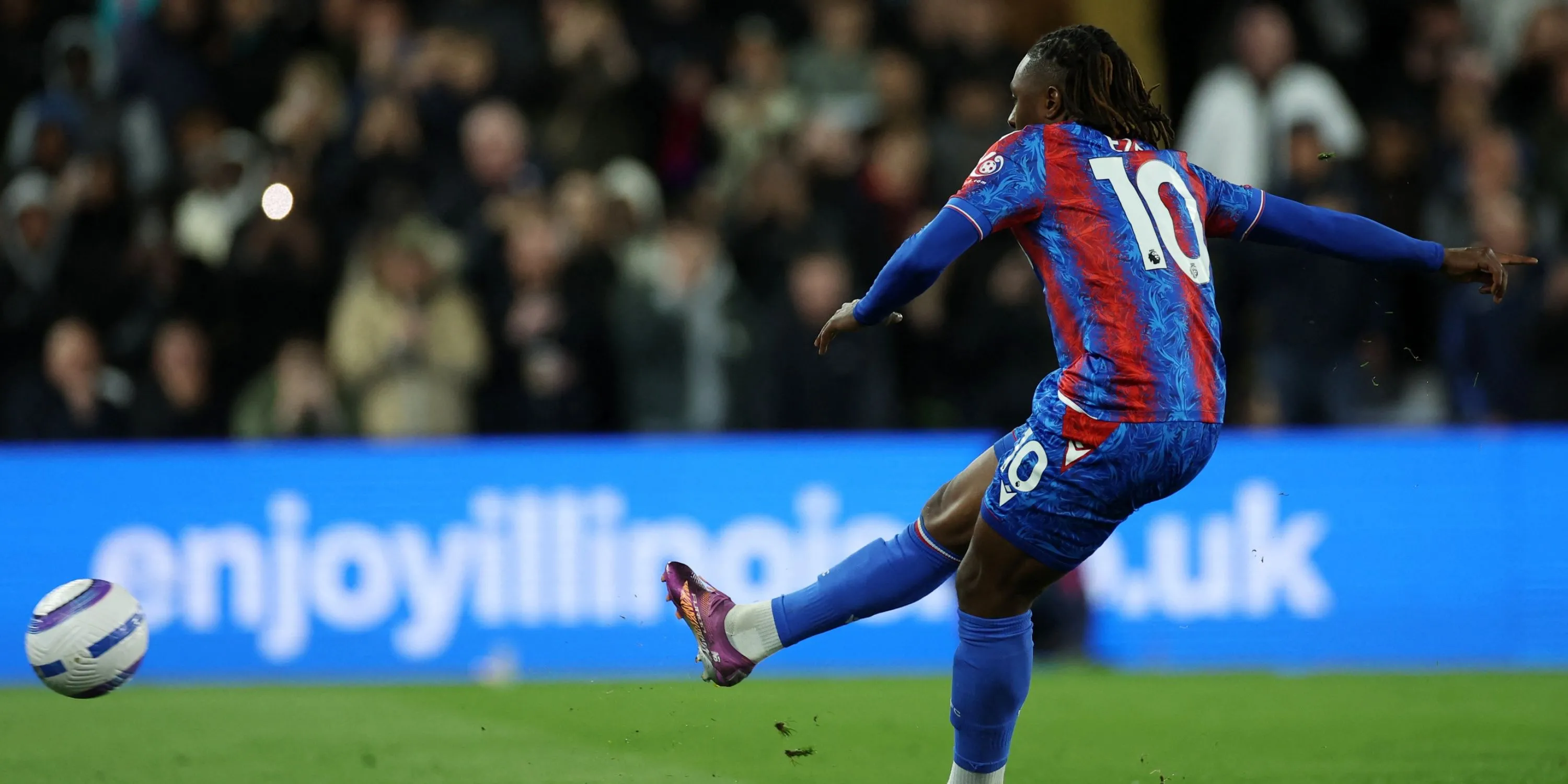 Eberechi Eze thực hiện quả phạt đền theo phong cách 'dừng và đi' gây tranh cãi cho Crystal Palace