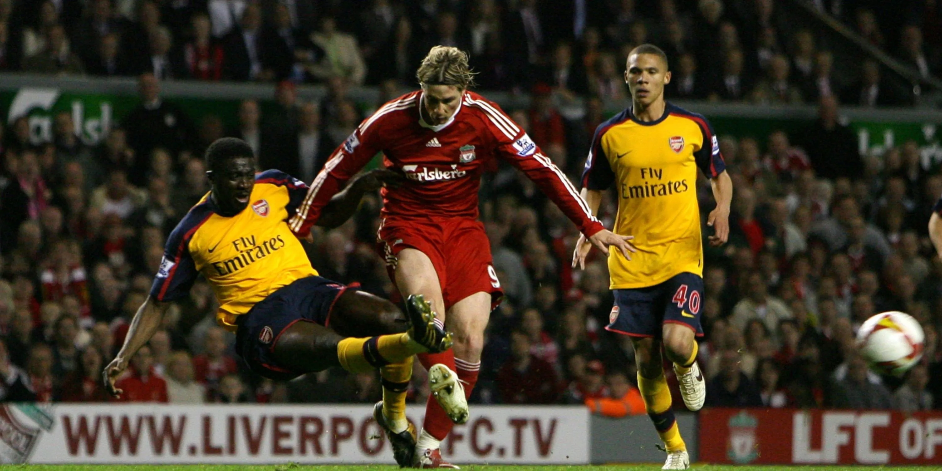 Fernando Torres bứt tốc ghi bàn cho Liverpool trước hàng thủ Arsenal