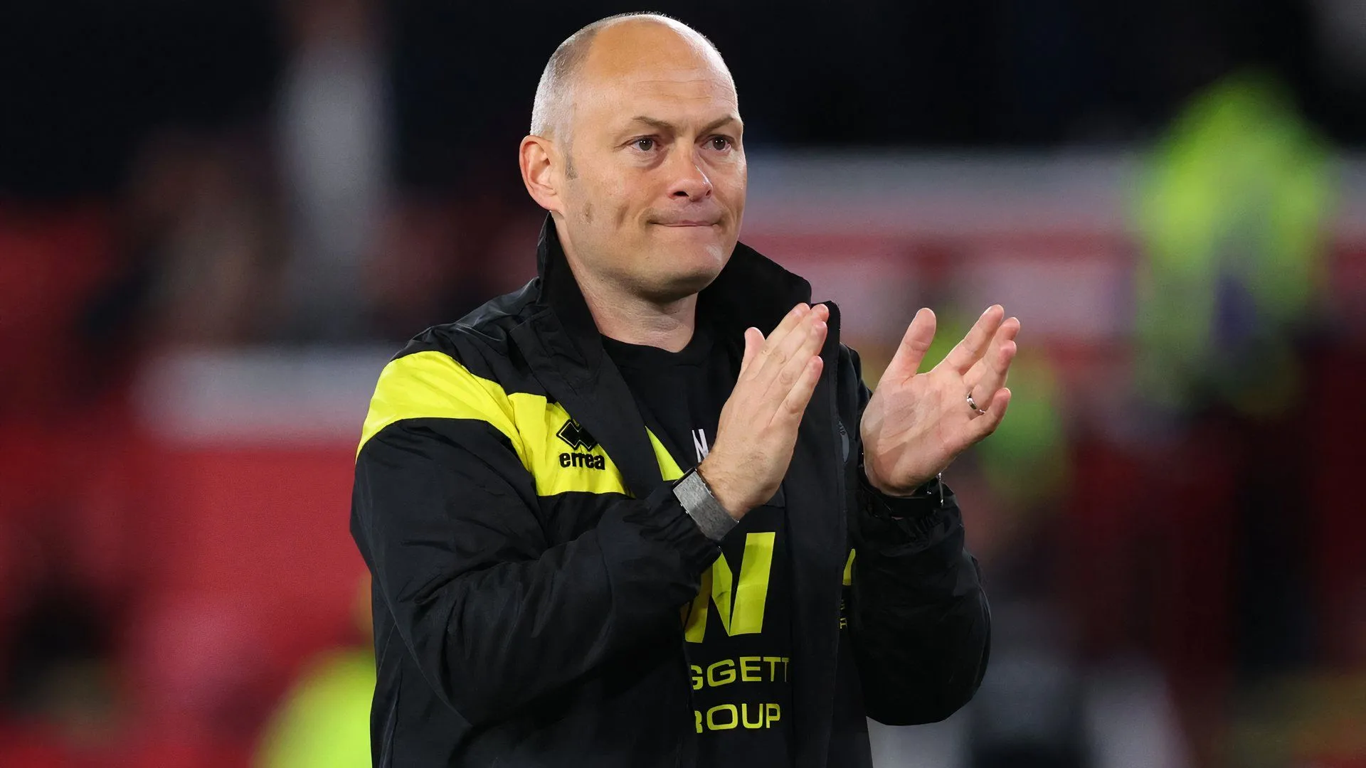 HLV Alex Neil của Millwall chỉ đạo trong một trận đấu tại Championship