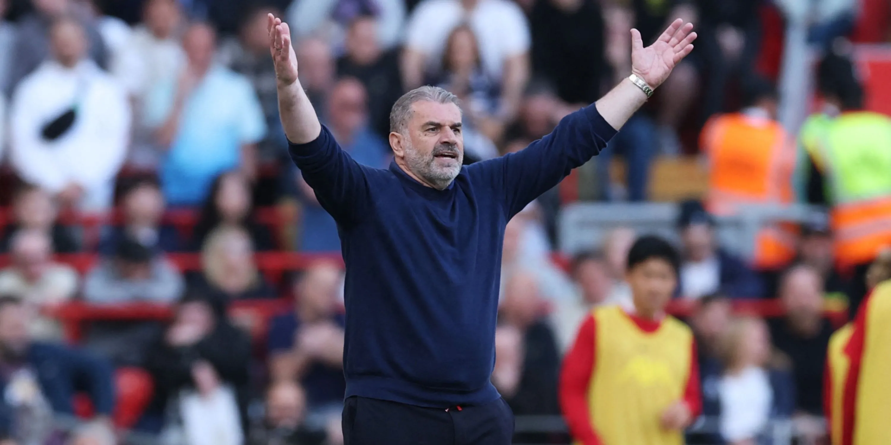 HLV Ange Postecoglou của Tottenham trên đường biên trong một trận đấu Premier League, tương lai của ông tại CLB không chắc chắn.