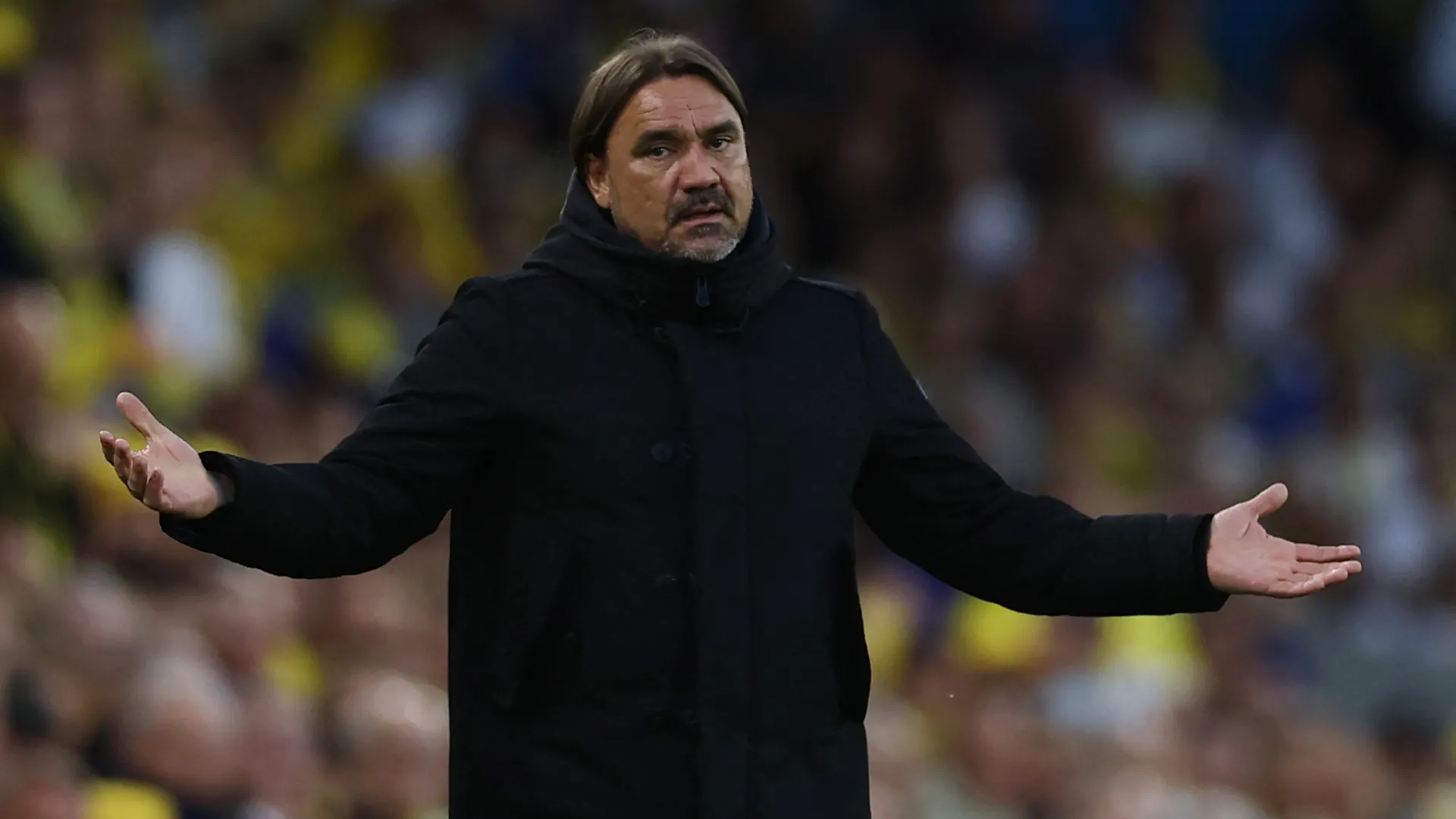 HLV Daniel Farke của Leeds United ăn mừng chiến thắng cùng các cầu thủ