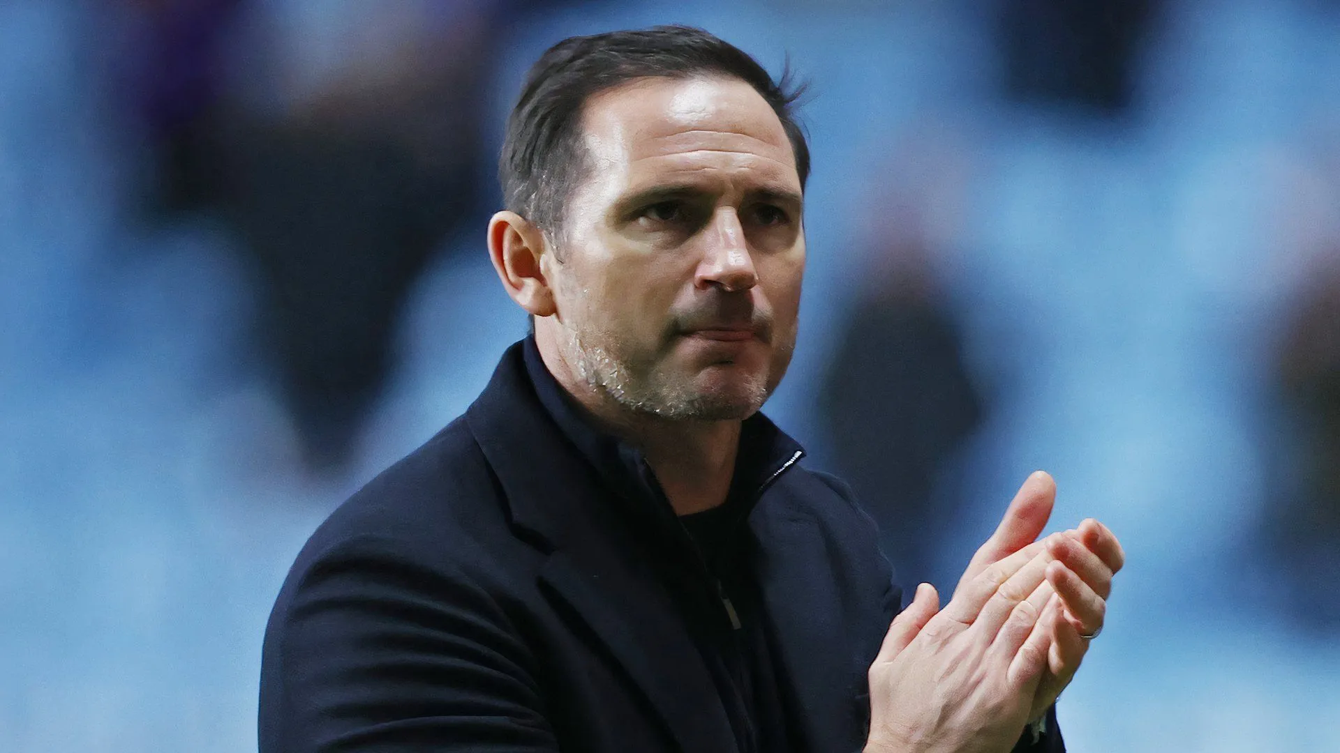 HLV Frank Lampard của Coventry City đang chỉ đạo chiến thuật