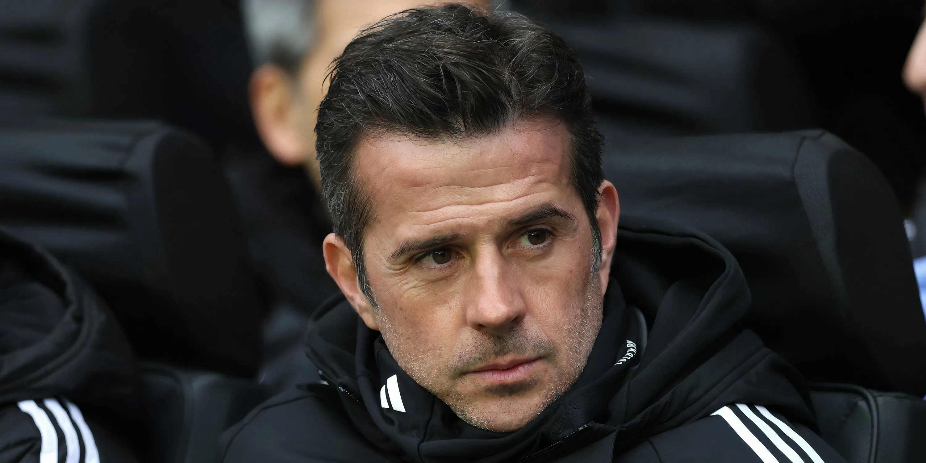 HLV Marco Silva của Fulham đang quan sát trận đấu từ khu kỹ thuật