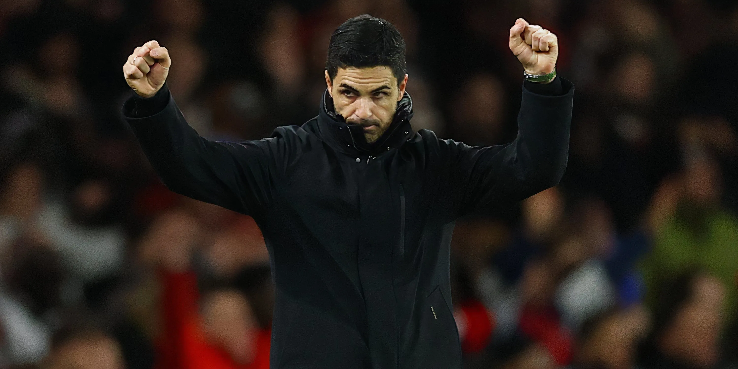HLV Mikel Arteta của Arsenal ăn mừng đầy cảm xúc bên đường biên