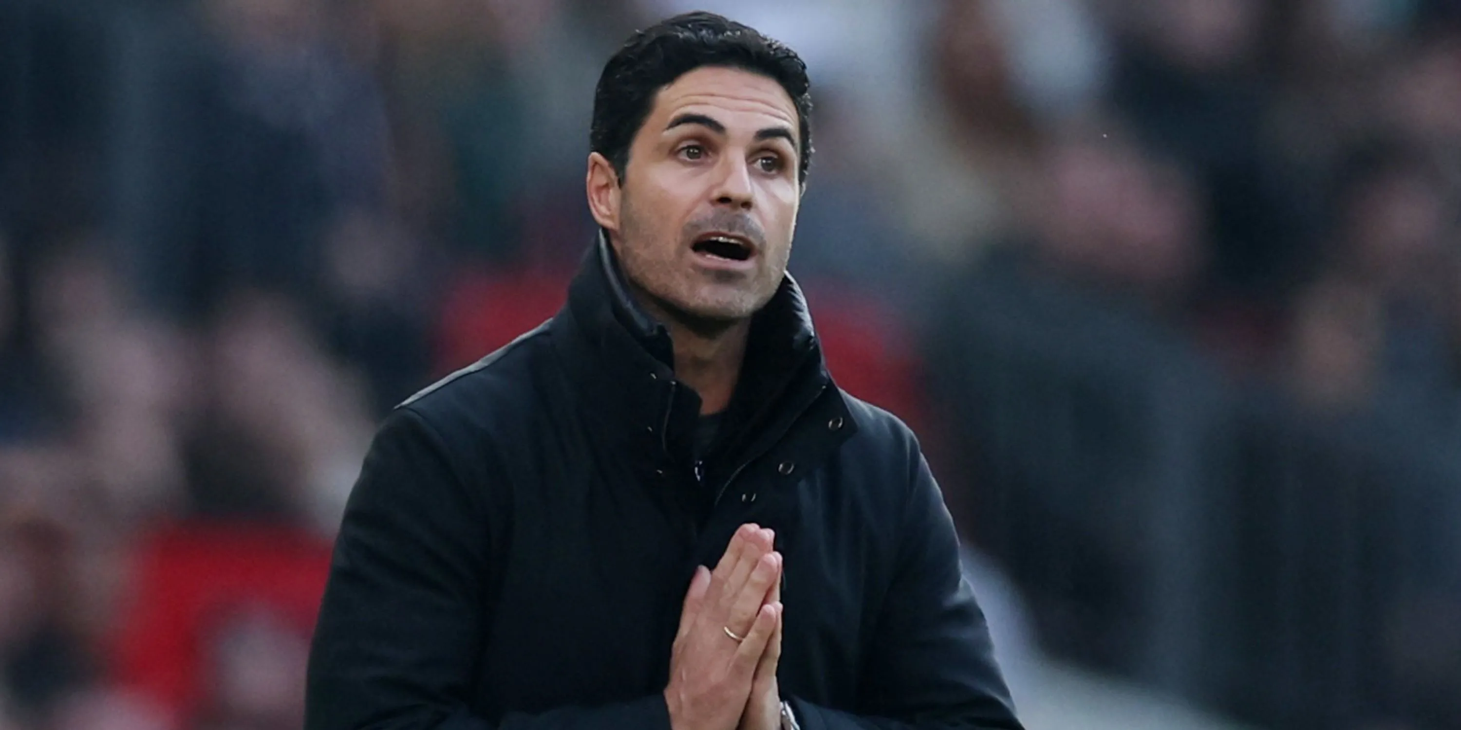 HLV Mikel Arteta của Arsenal bên đường biên