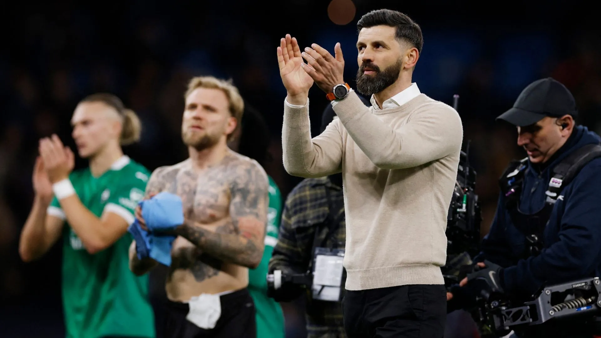 HLV Miron Muslic của Plymouth Argyle đang theo dõi diễn biến trận đấu