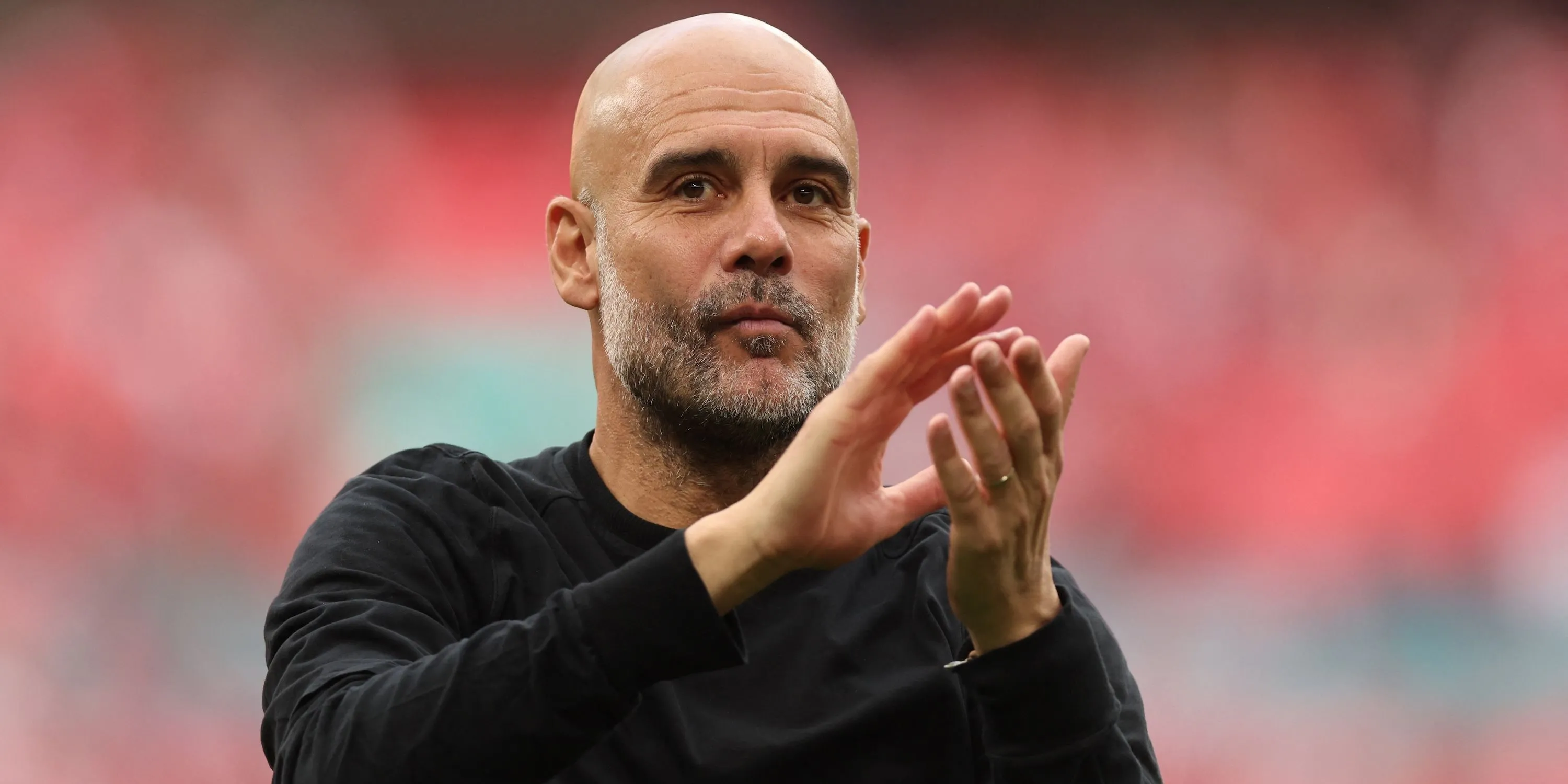 HLV Pep Guardiola của Man City vỗ tay cảm ơn người hâm mộ sau trận đấu