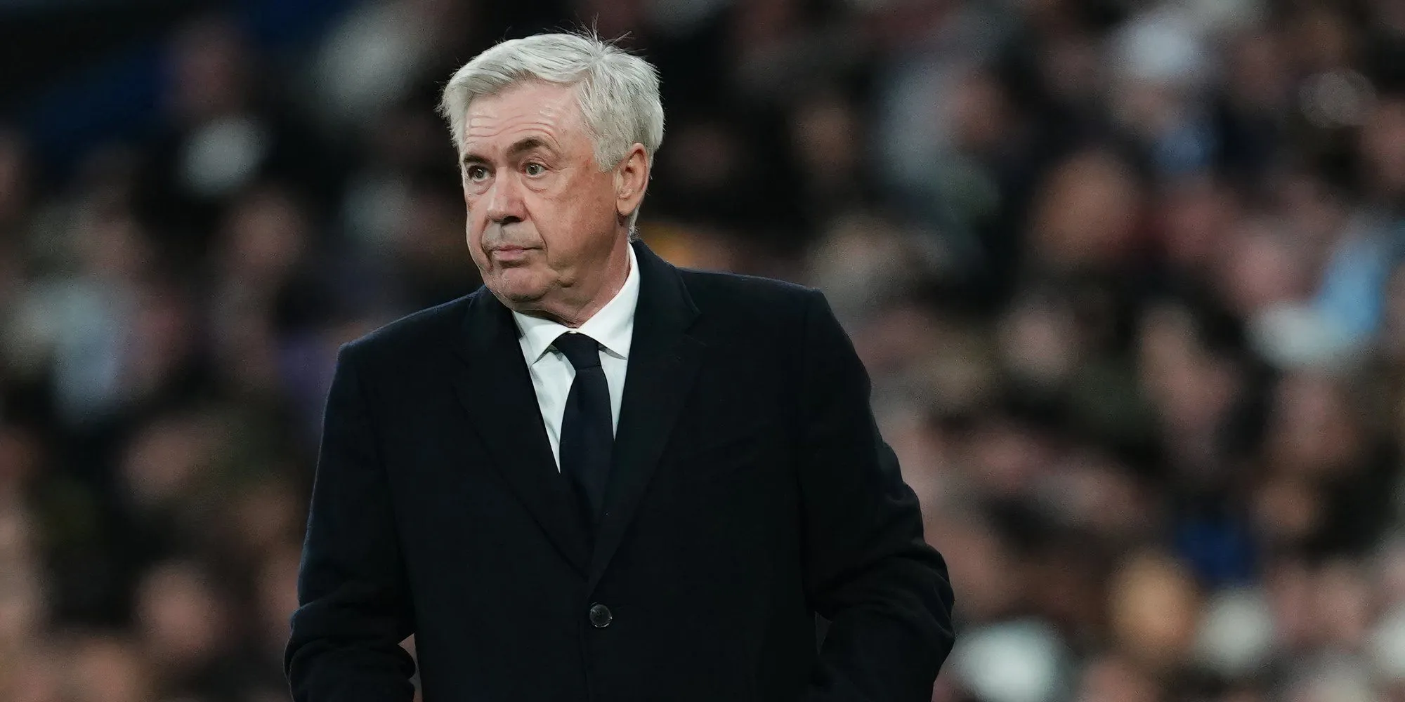 HLV Real Madrid Carlo Ancelotti đang chỉ đạo chiến thuật