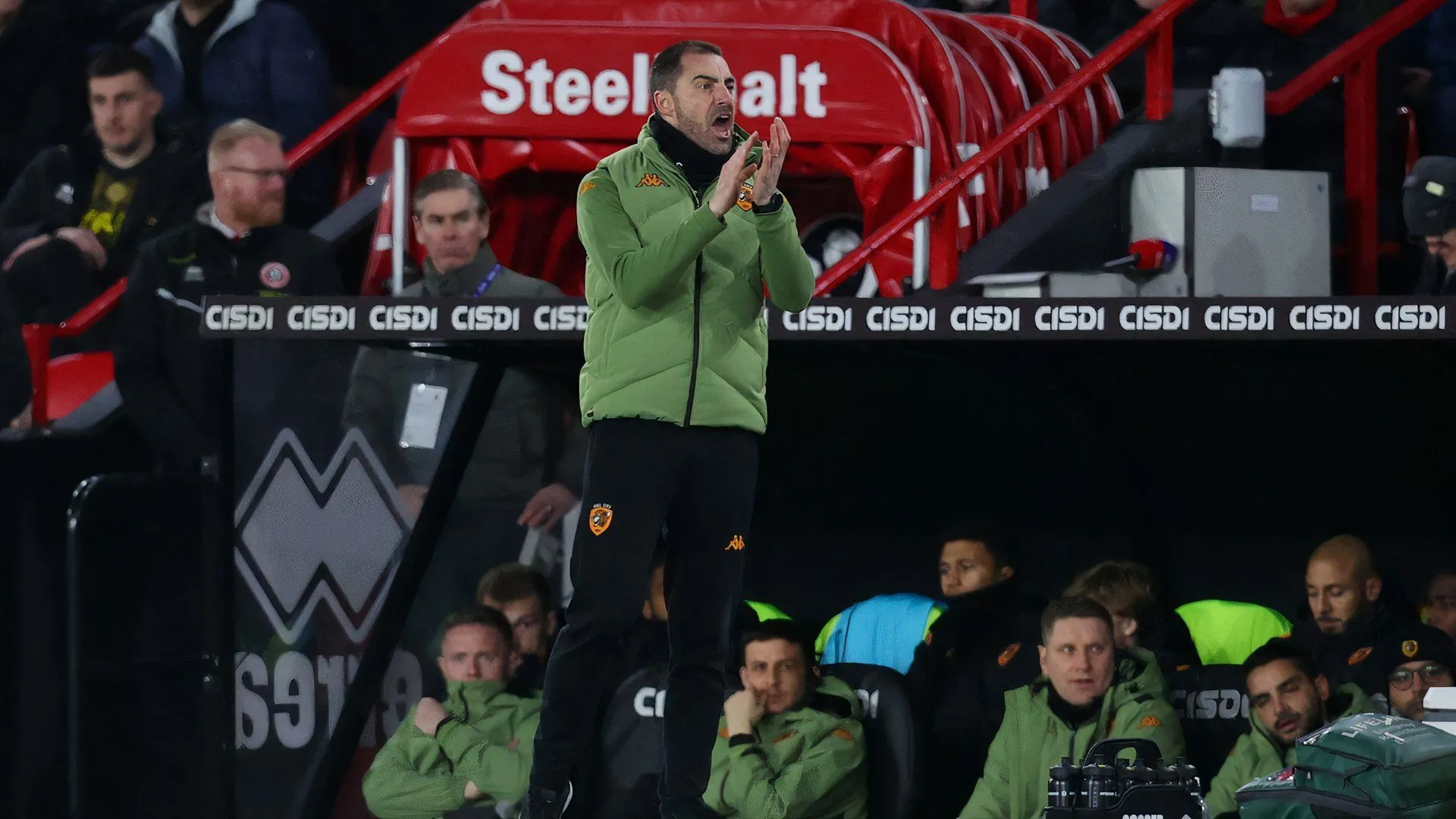HLV Ruben Selles đang chỉ đạo các cầu thủ Hull City thi đấu