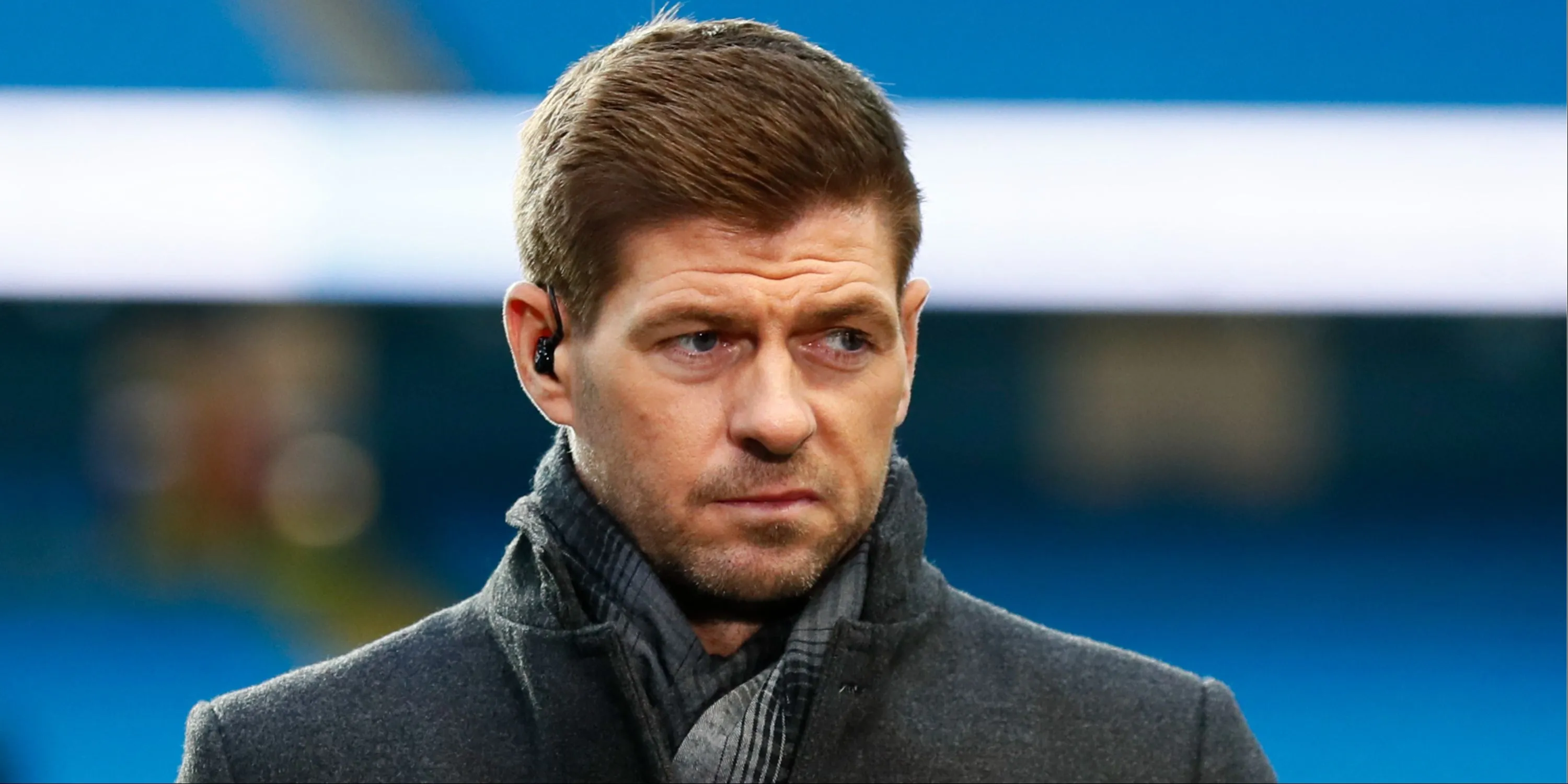 HLV Steven Gerrard trên đường biên