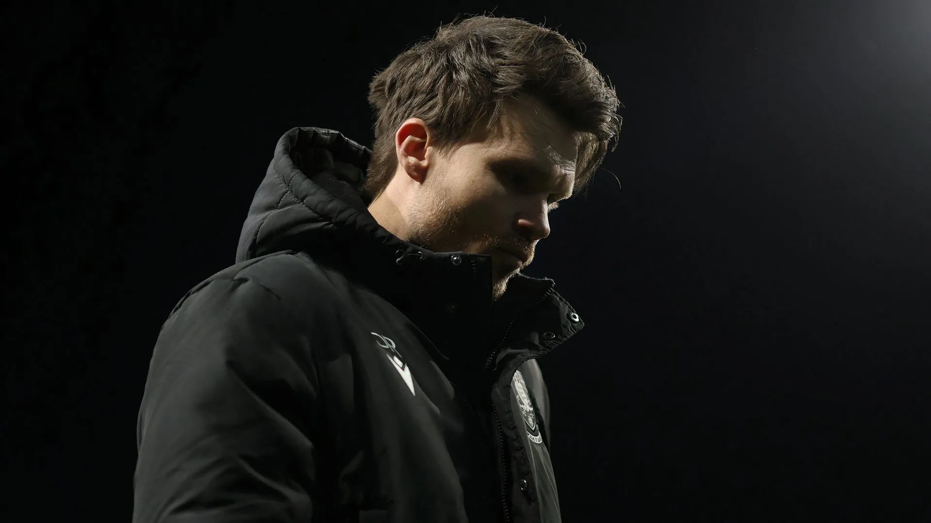 Huấn luyện viên Danny Röhl trầm ngâm trên băng ghế chỉ đạo của Sheffield Wednesday