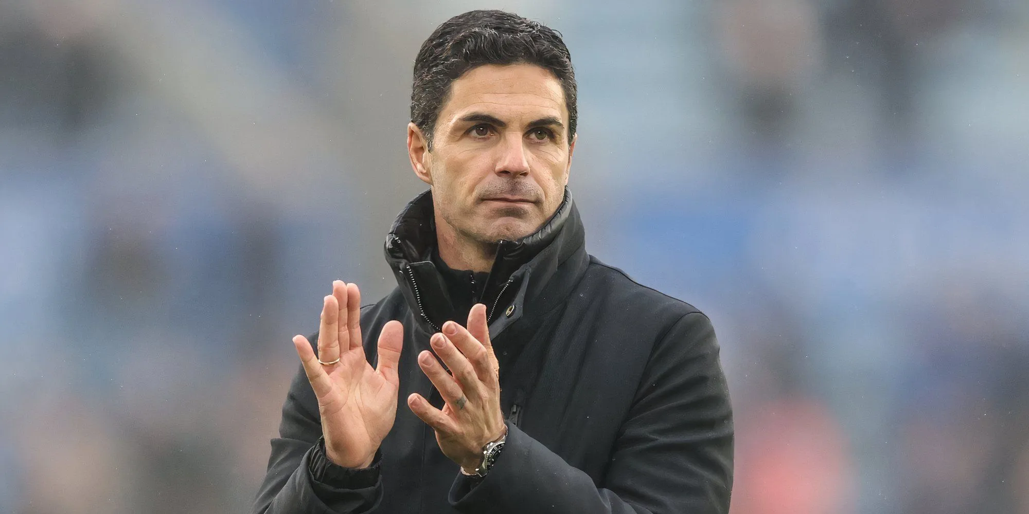 Huấn luyện viên Mikel Arteta của Arsenal đang vỗ tay