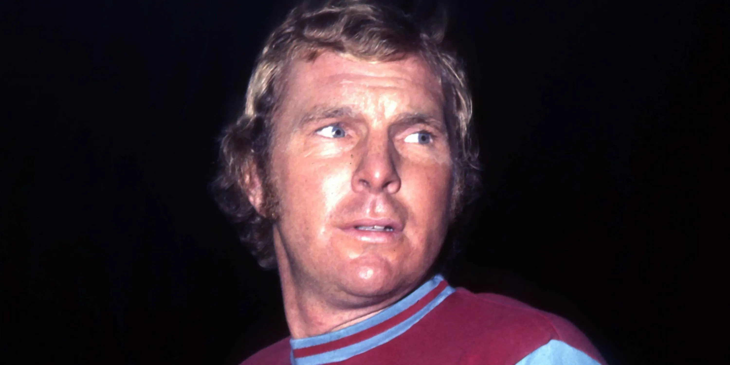 Huyền thoại Bobby Moore nâng cao chiếc cúp