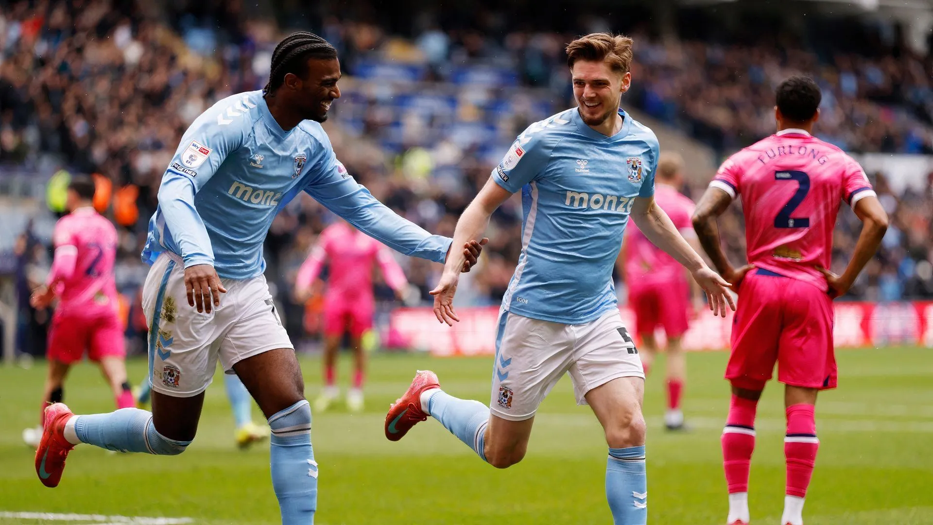 Jack Rudoni ăn mừng bàn thắng cho Coventry City trong trận gặp West Brom