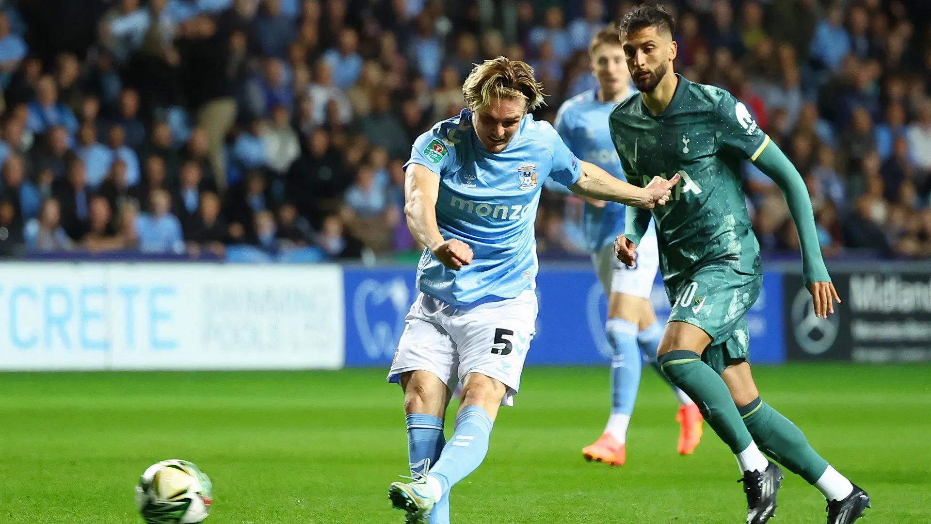 Jack Rudoni thi đấu cho Coventry City trong trận đối đầu với Tottenham Hotspur