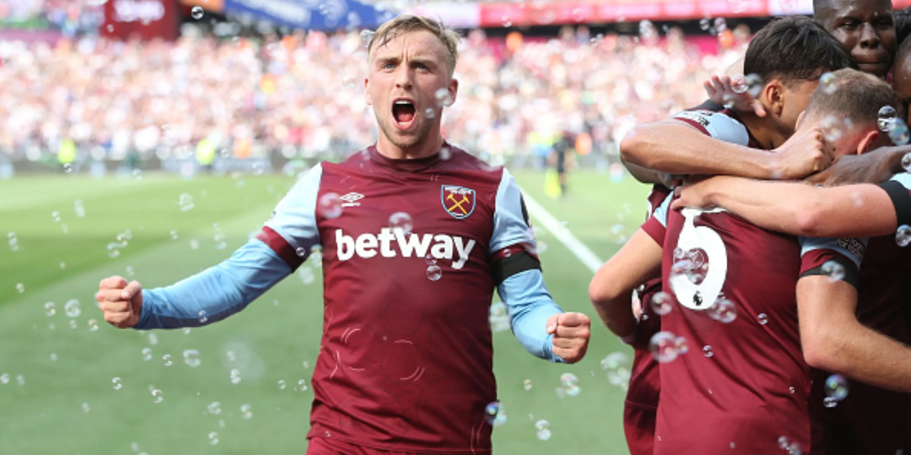 Jarrod Bowen ăn mừng cùng đồng đội West Ham United