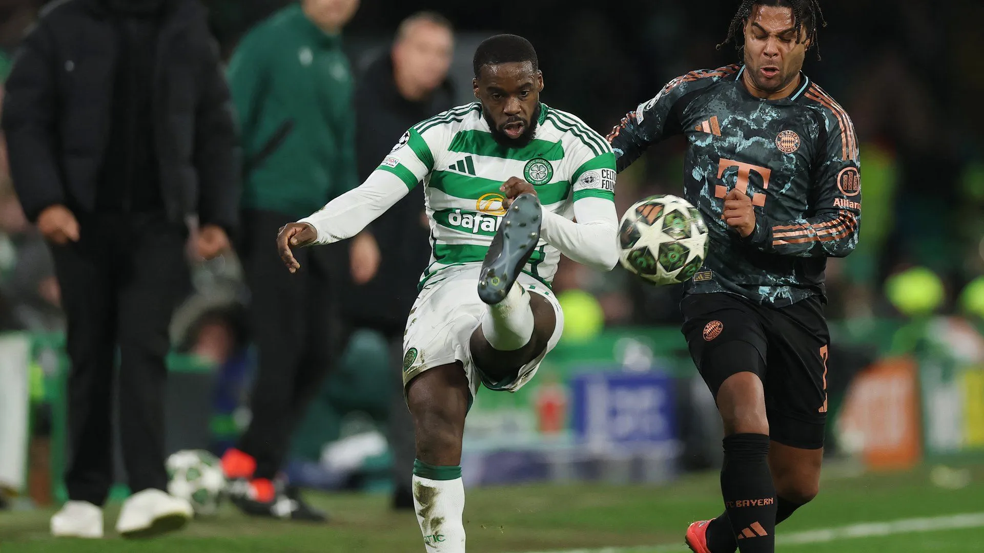 Jeffrey Schlupp thi đấu trong màu áo câu lạc bộ Celtic