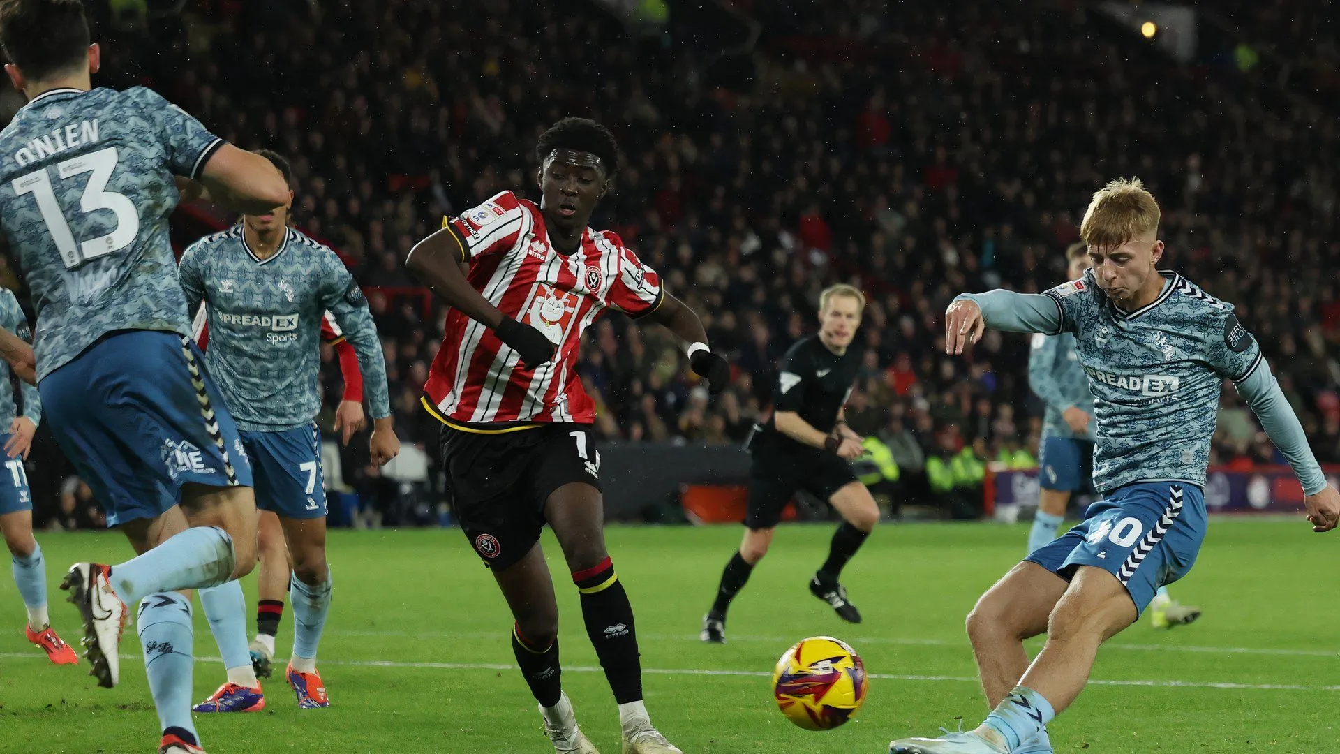 Jesurun Rak-Sakyi (Sheffield United) đi bóng trước sự truy cản của Tom Watson (Sunderland) trong một trận đấu Championship.