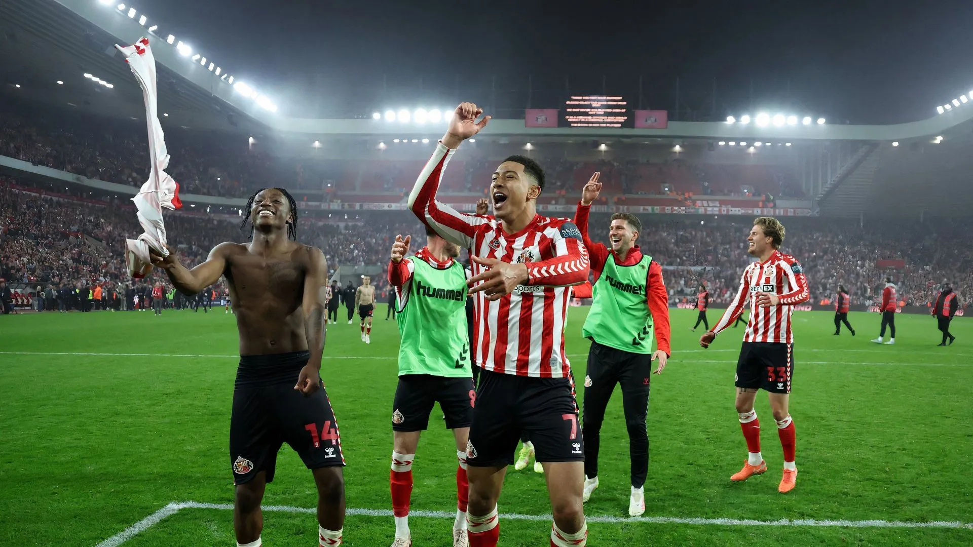 Jobe Bellingham ăn mừng chiến thắng cùng đồng đội Sunderland