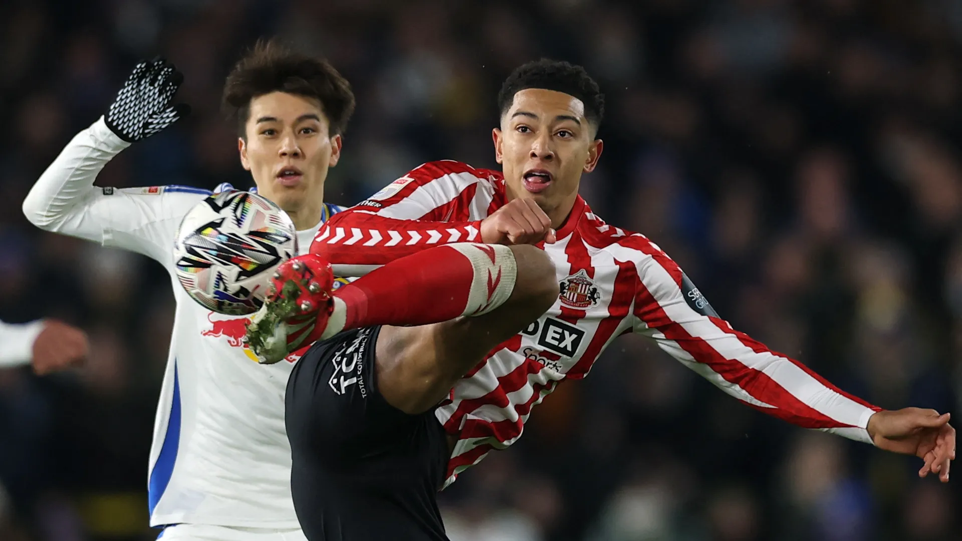 Jobe Bellingham, tiền vệ Sunderland, trong một pha tranh chấp quyết liệt tại giải Championship