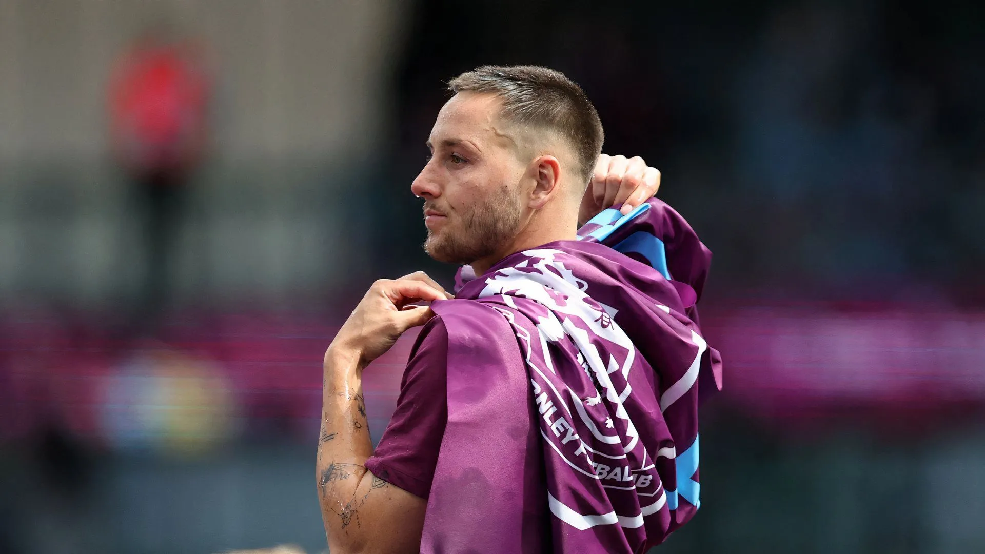 Josh Brownhill ăn mừng cùng đồng đội khi Burnley giành quyền thăng hạng Premier League