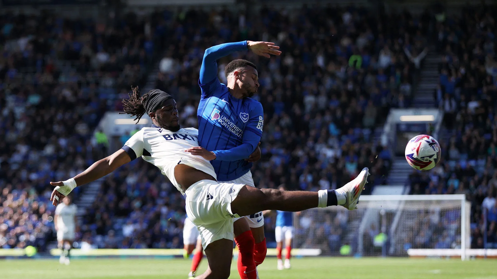 Josh Murphy trong màu áo Portsmouth ăn mừng bàn thắng tại Fratton Park