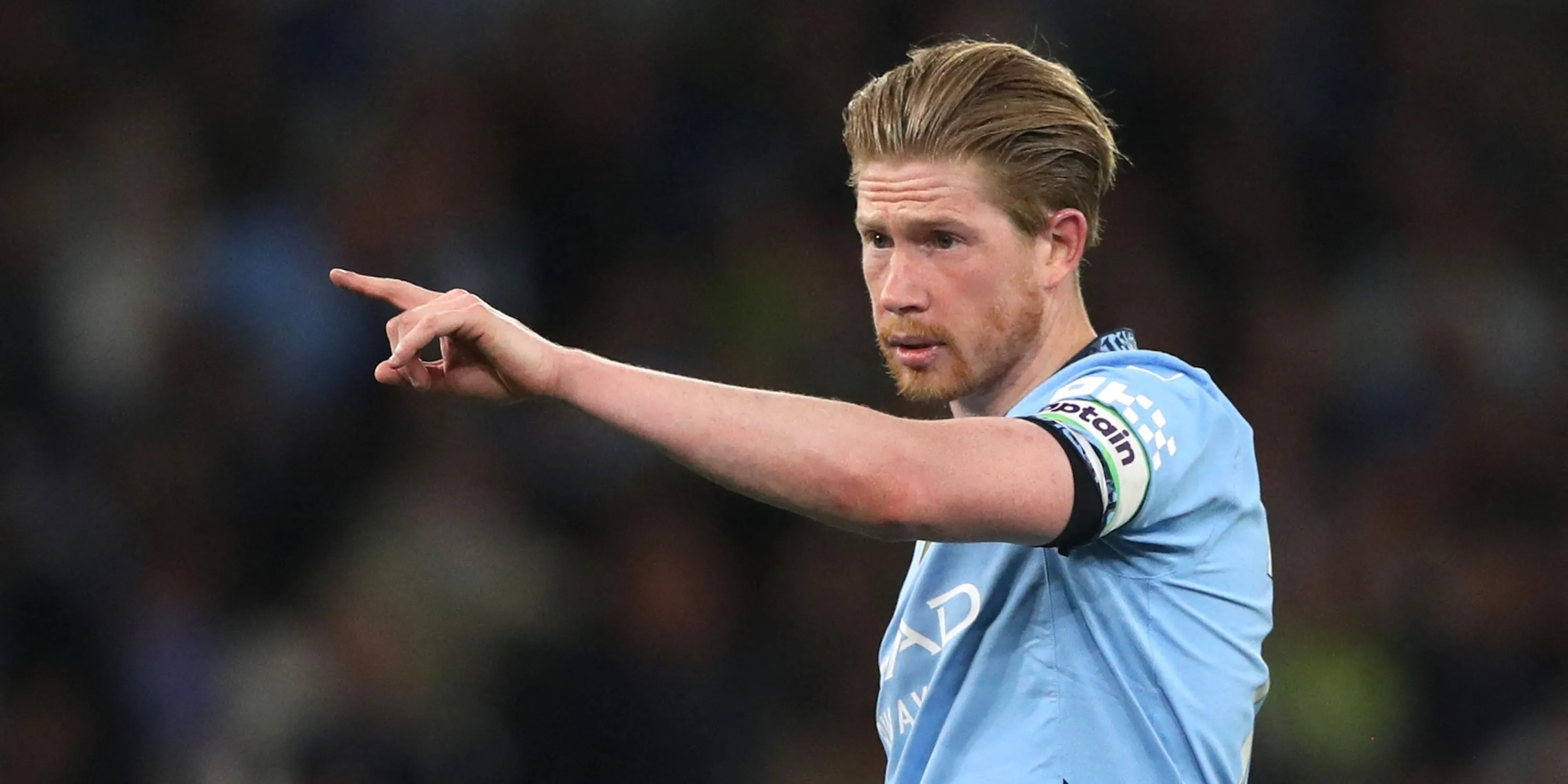 Kevin De Bruyne của Manchester City phản ứng trên sân, thể hiện cảm xúc trong một trận đấu.