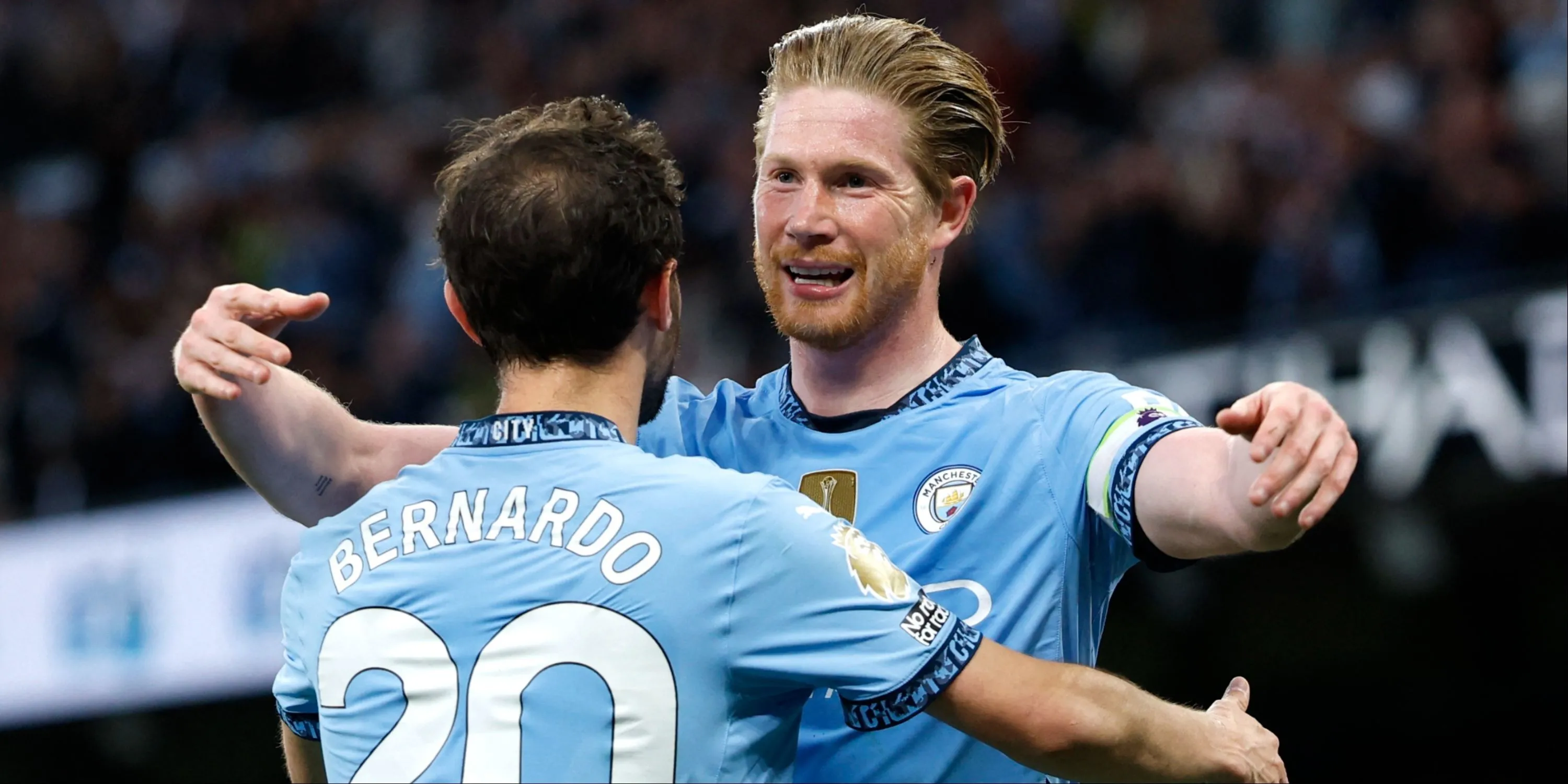 Kevin De Bruyne (trái) và Bernardo Silva (phải) ăn mừng trong màu áo Manchester City, hai trụ cột quan trọng của đội chủ sân Etihad.