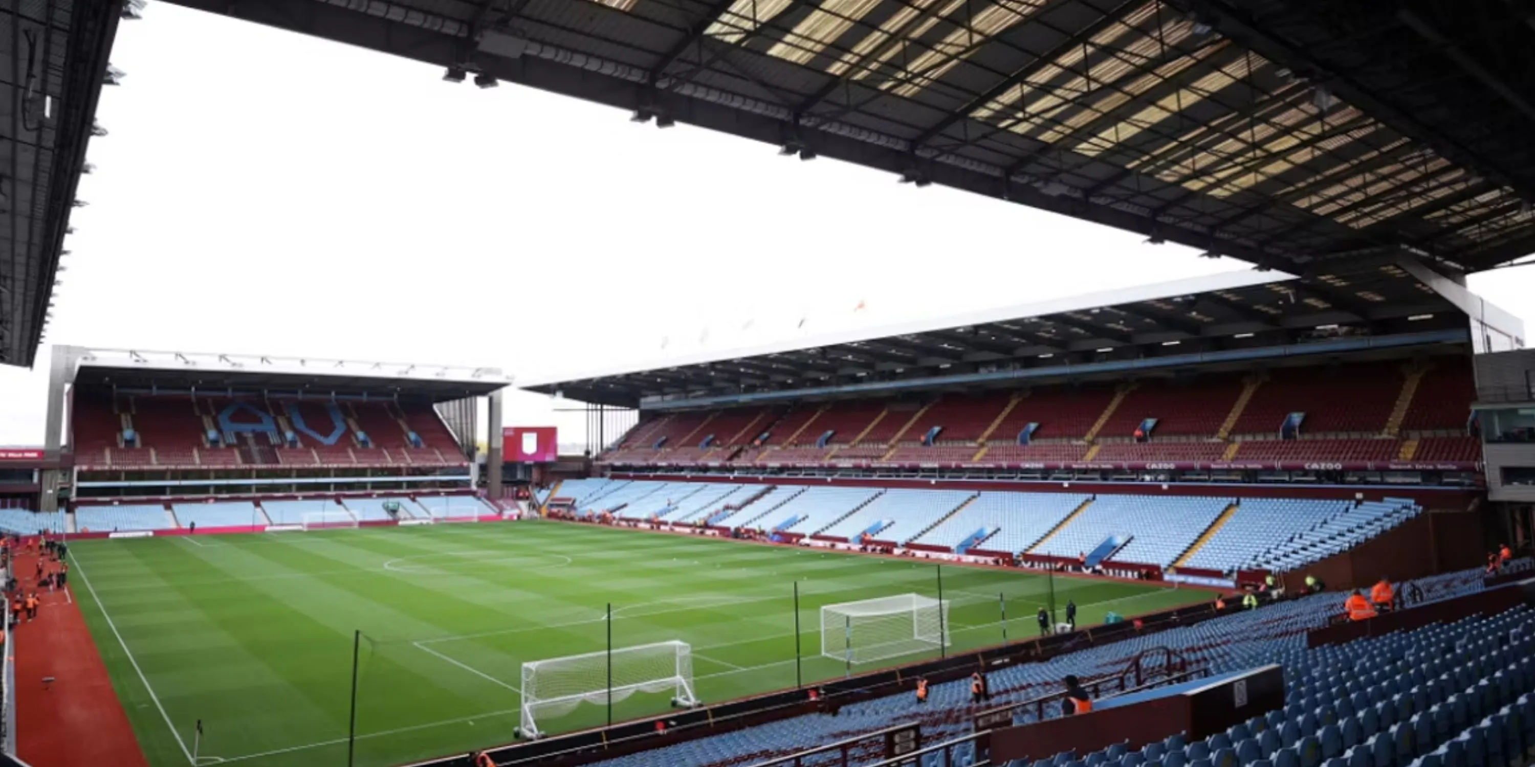 Khung cảnh chung của sân vận động Villa Park ở Birmingham