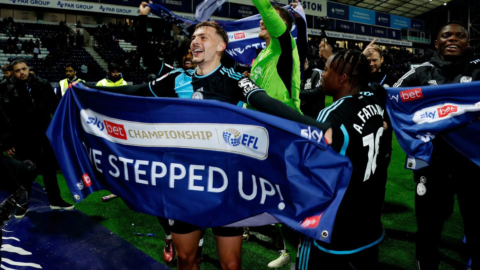 Kiernan Dewsbury-Hall ăn mừng thăng hạng cùng Leicester City, minh chứng cho thành công của lò đào tạo trẻ.