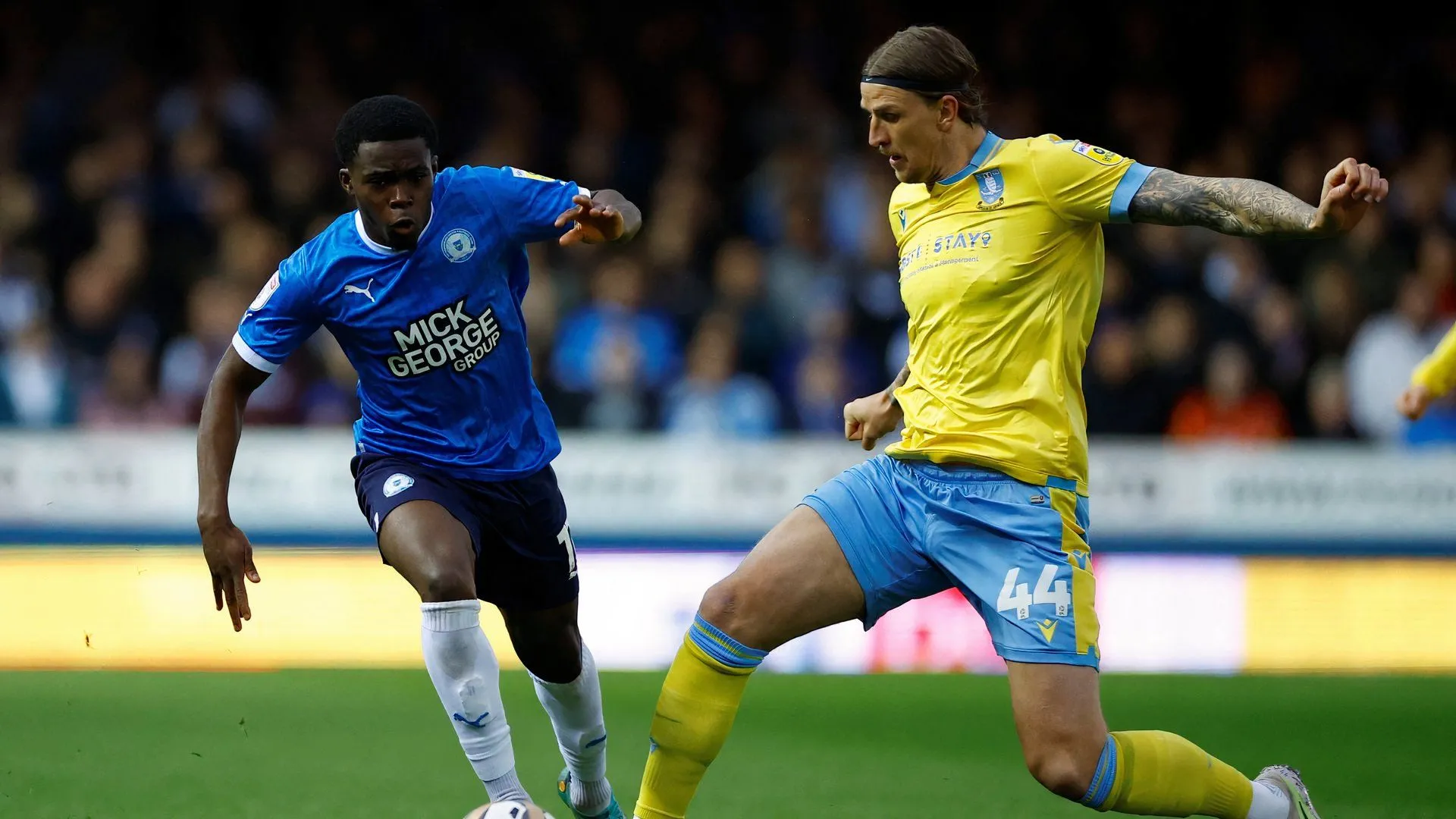 Kwame Poku trong màu áo Peterborough United thể hiện kỹ thuật cá nhân ấn tượng