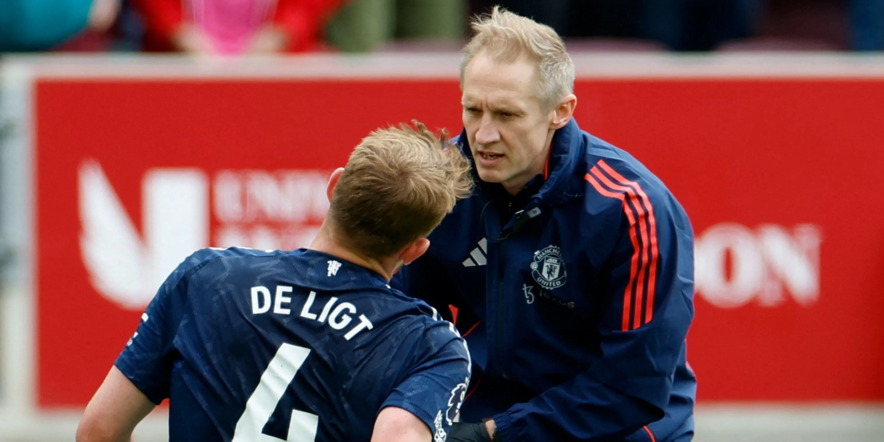 Matthijs de Ligt nằm sân đau đớn trong trận Brentford vs MU