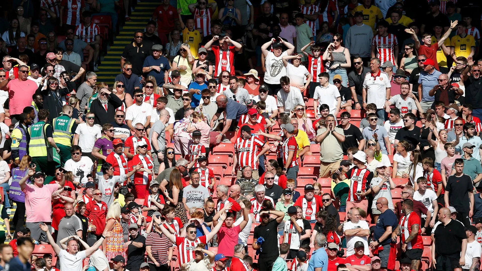 Người hâm mộ Sheffield United cổ vũ trên khán đài