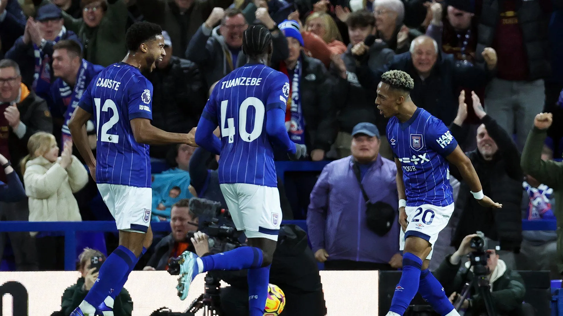 Omari Hutchinson ăn mừng bàn thắng cho Ipswich Town vào lưới Man Utd, một khoảnh khắc ấn tượng của cầu thủ trẻ