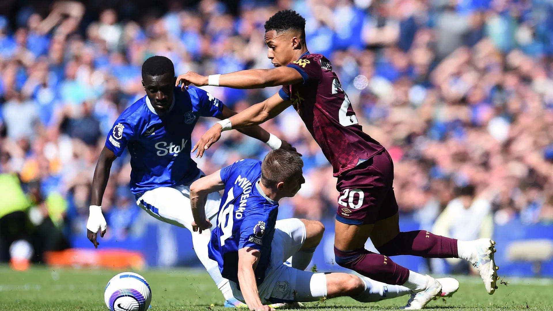 Omari Hutchinson trong màu áo Ipswich Town đối đầu Everton tại Premier League