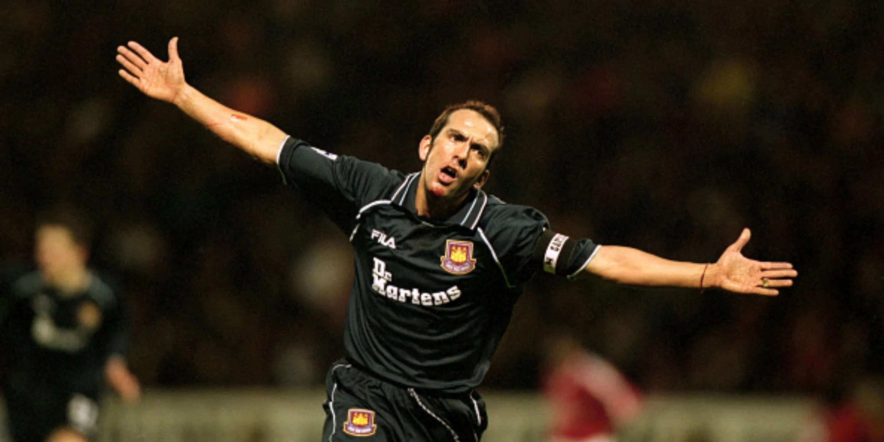 Paolo Di Canio ăn mừng bàn thắng cho West Ham United