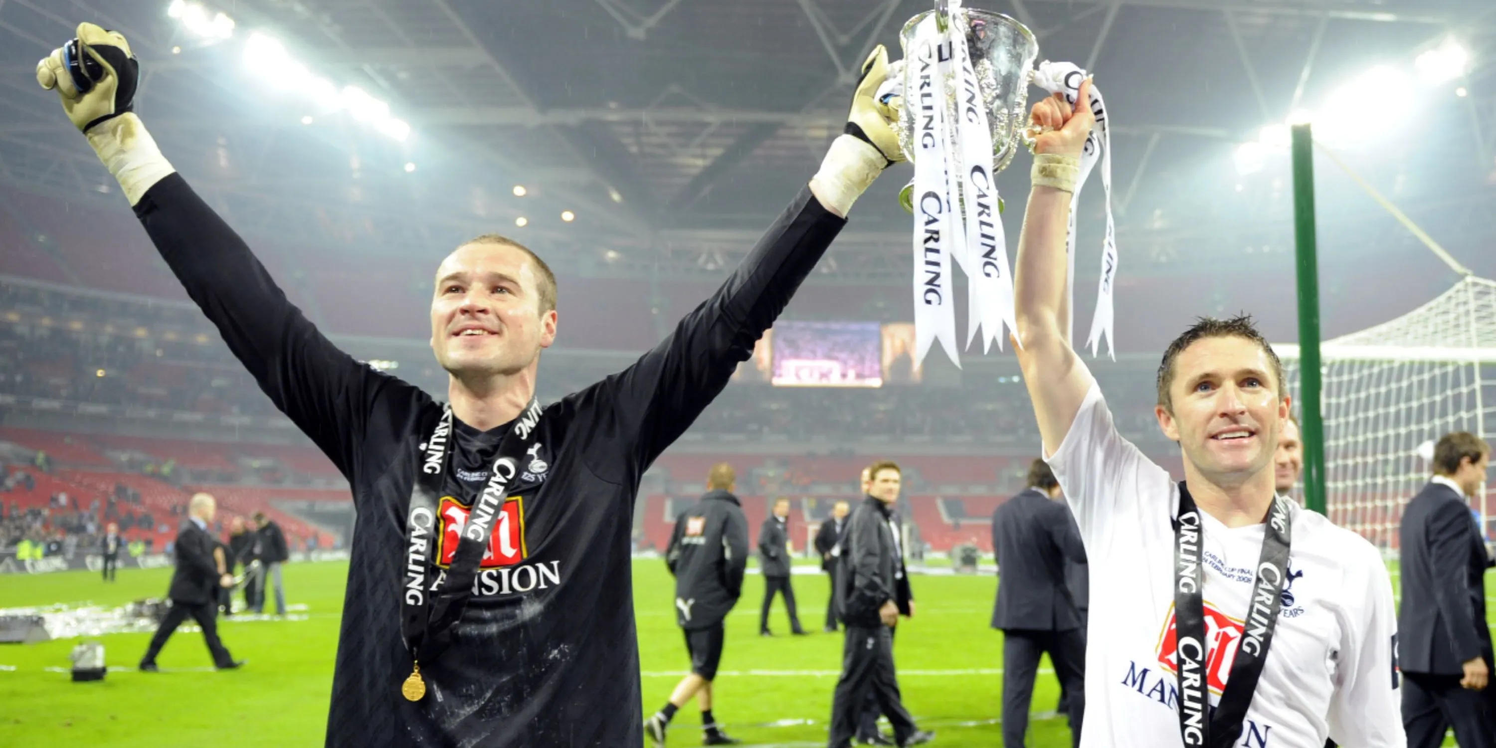 Paul Robinson và Robbie Keane cùng chiếc cúp League Cup