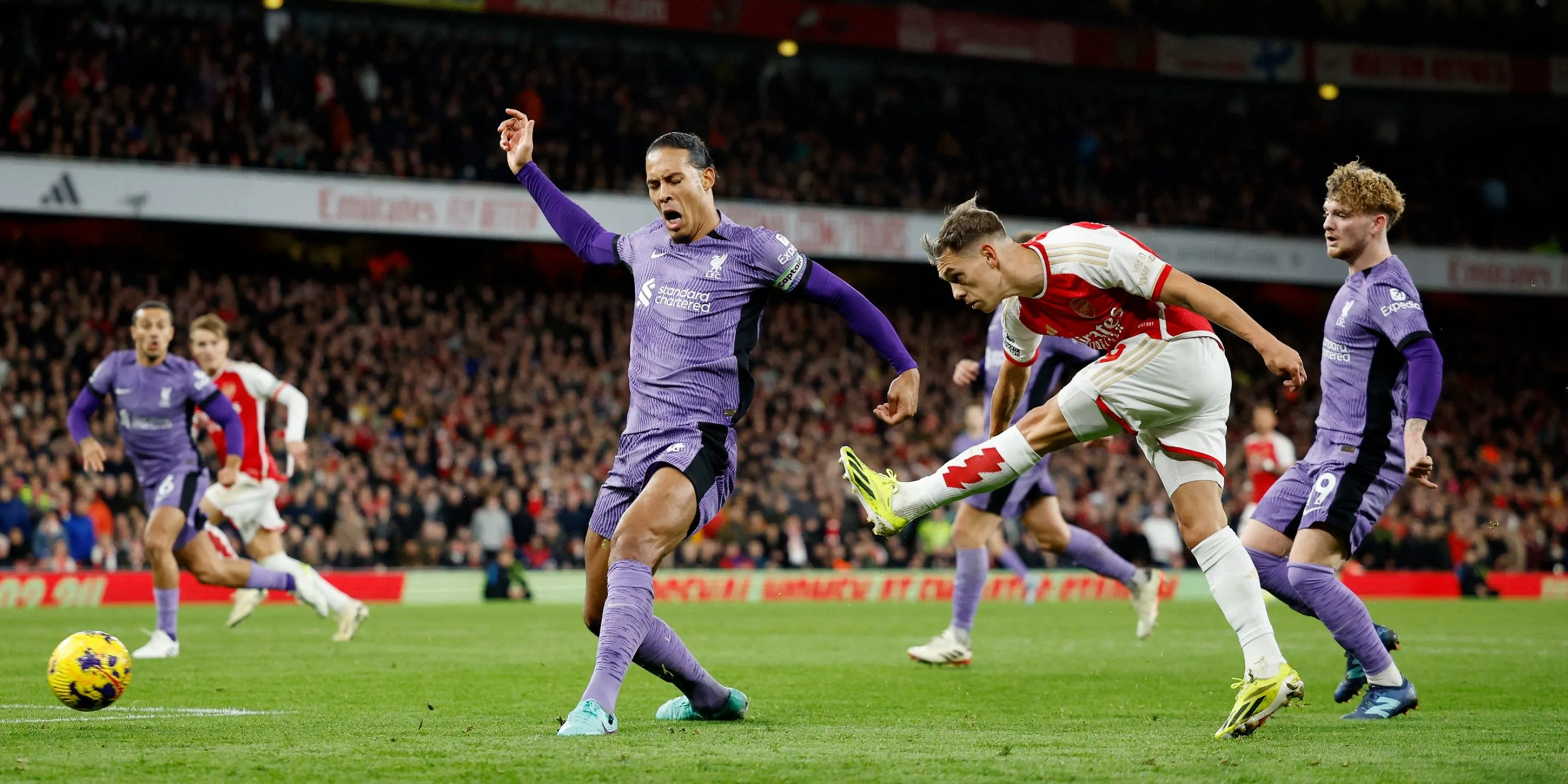 Pha tranh chấp quyết liệt giữa các cầu thủ Arsenal và Liverpool