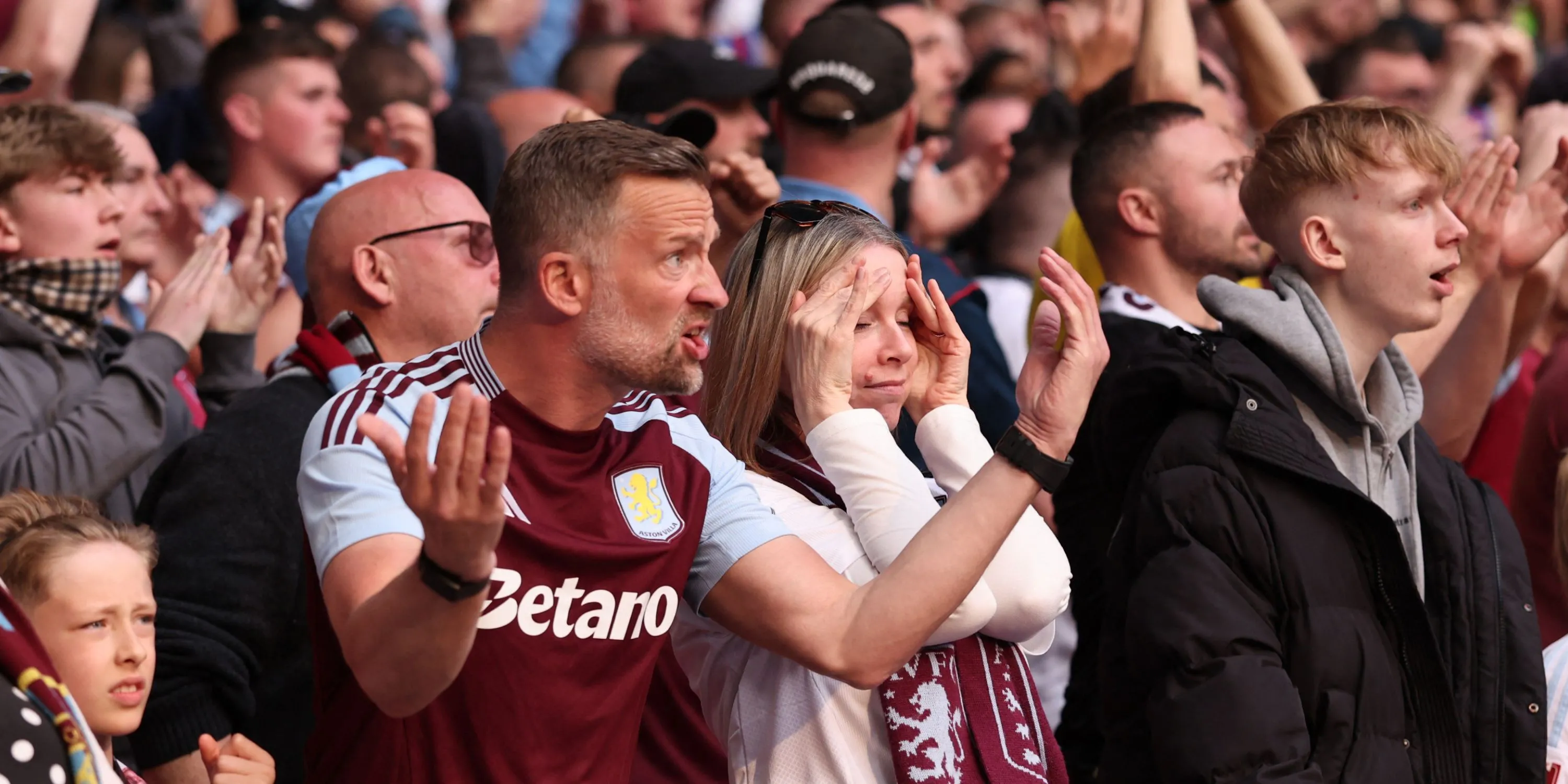 Phản ứng của người hâm mộ Aston Villa trước việc thay đổi lịch thi đấu với Tottenham