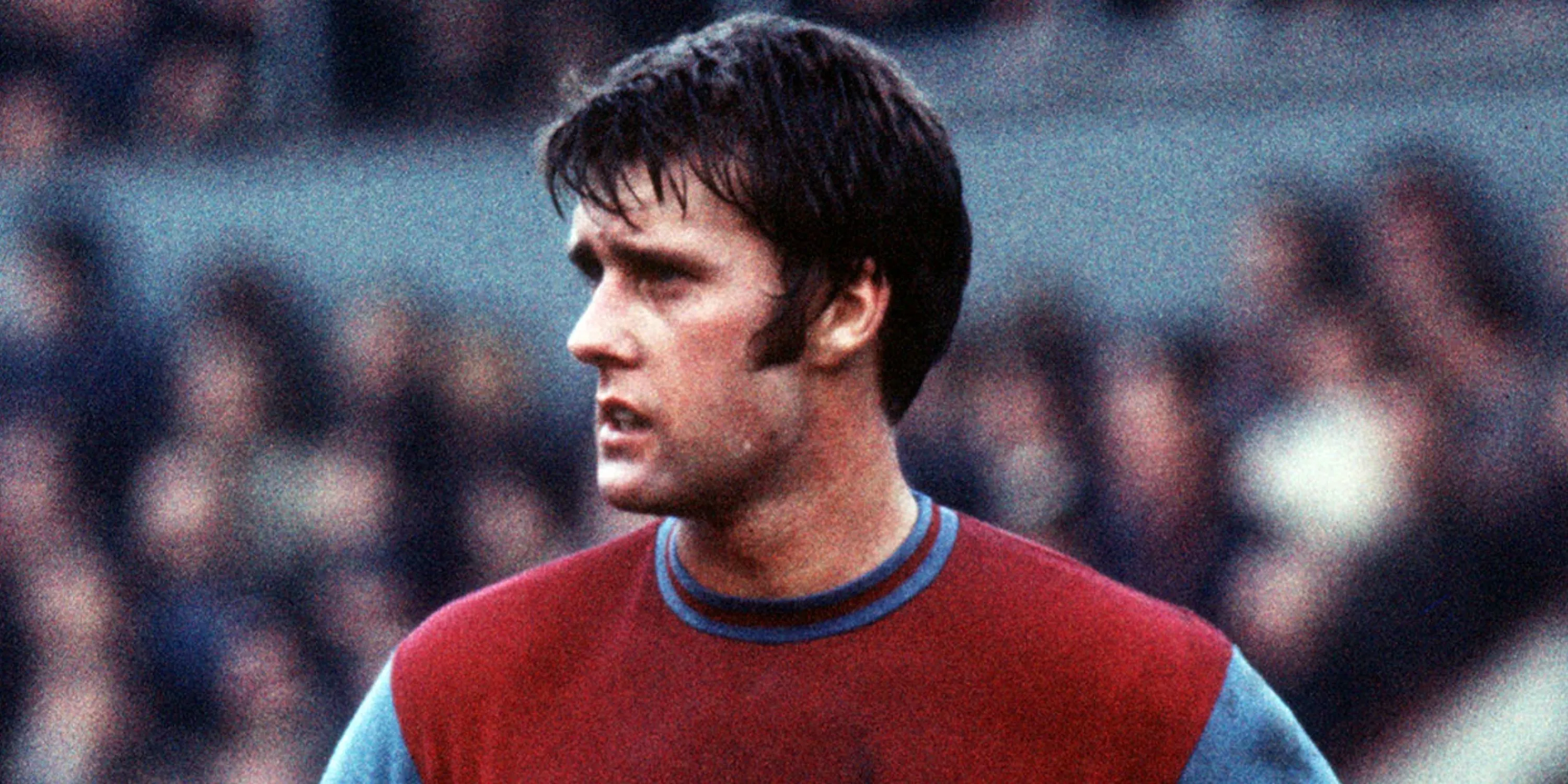 Sir Geoff Hurst ăn mừng bàn thắng trong trận đấu của West Ham United