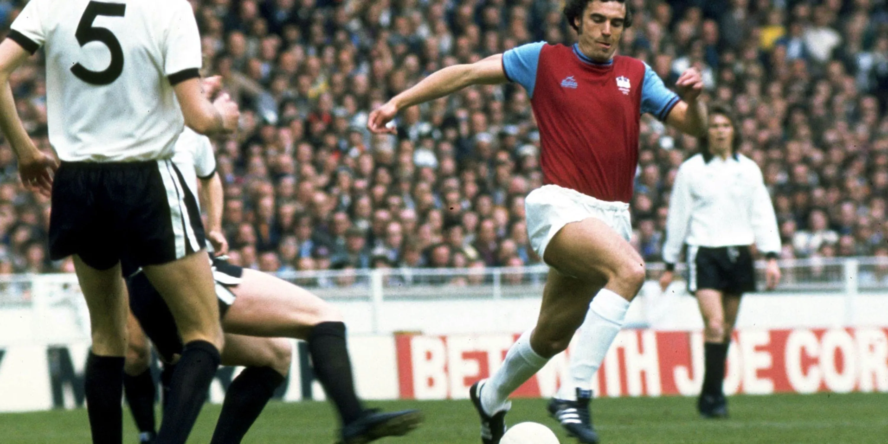 Sir Trevor Brooking trong màu áo West Ham United