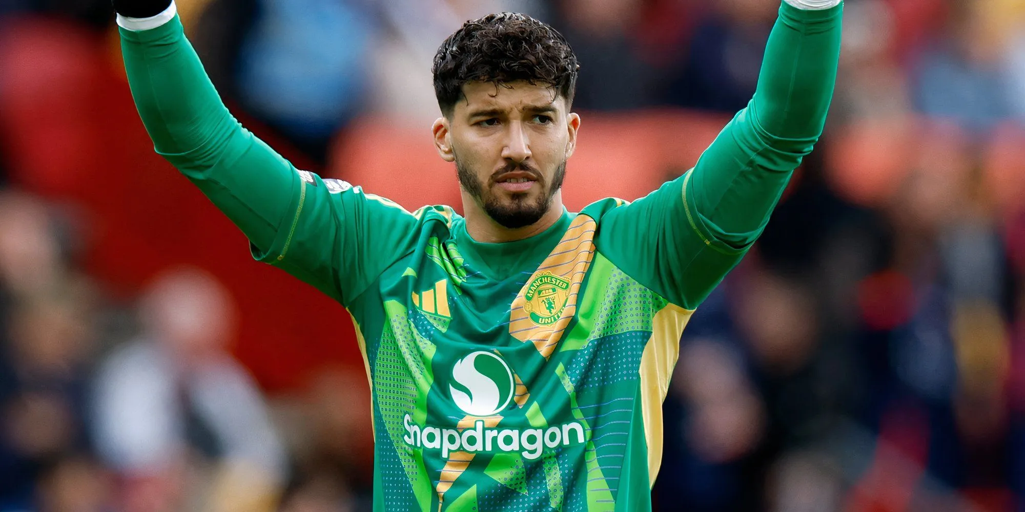 Thủ môn Altay Bayindir của Man Utd trong trận đấu với Brentford